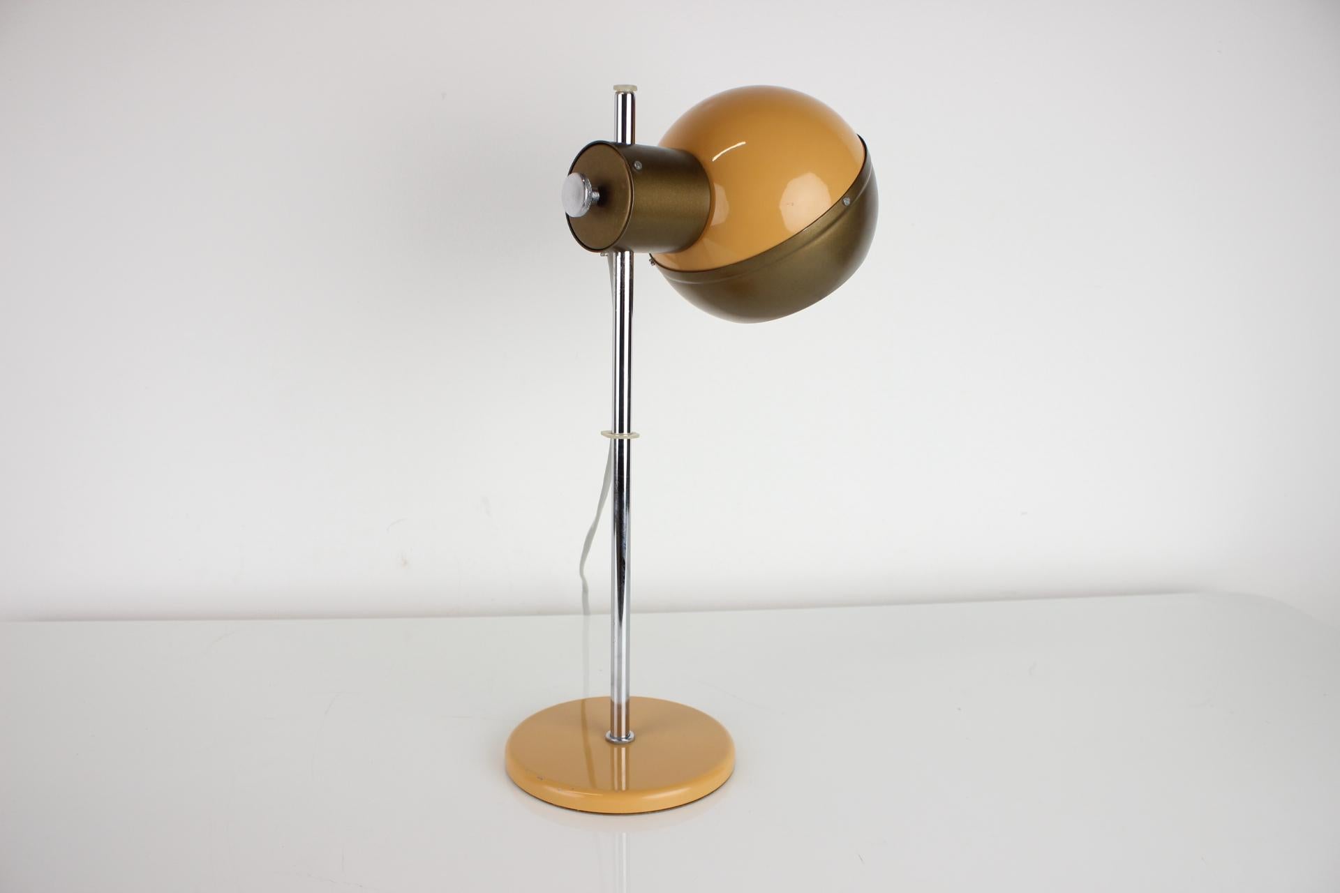Made in Czechoslovakia.
Made of lacquered metal, chrome.
Adjustable shade.
1x60W,E27 or E26 bulb.
US adapter included.
Original condition.
