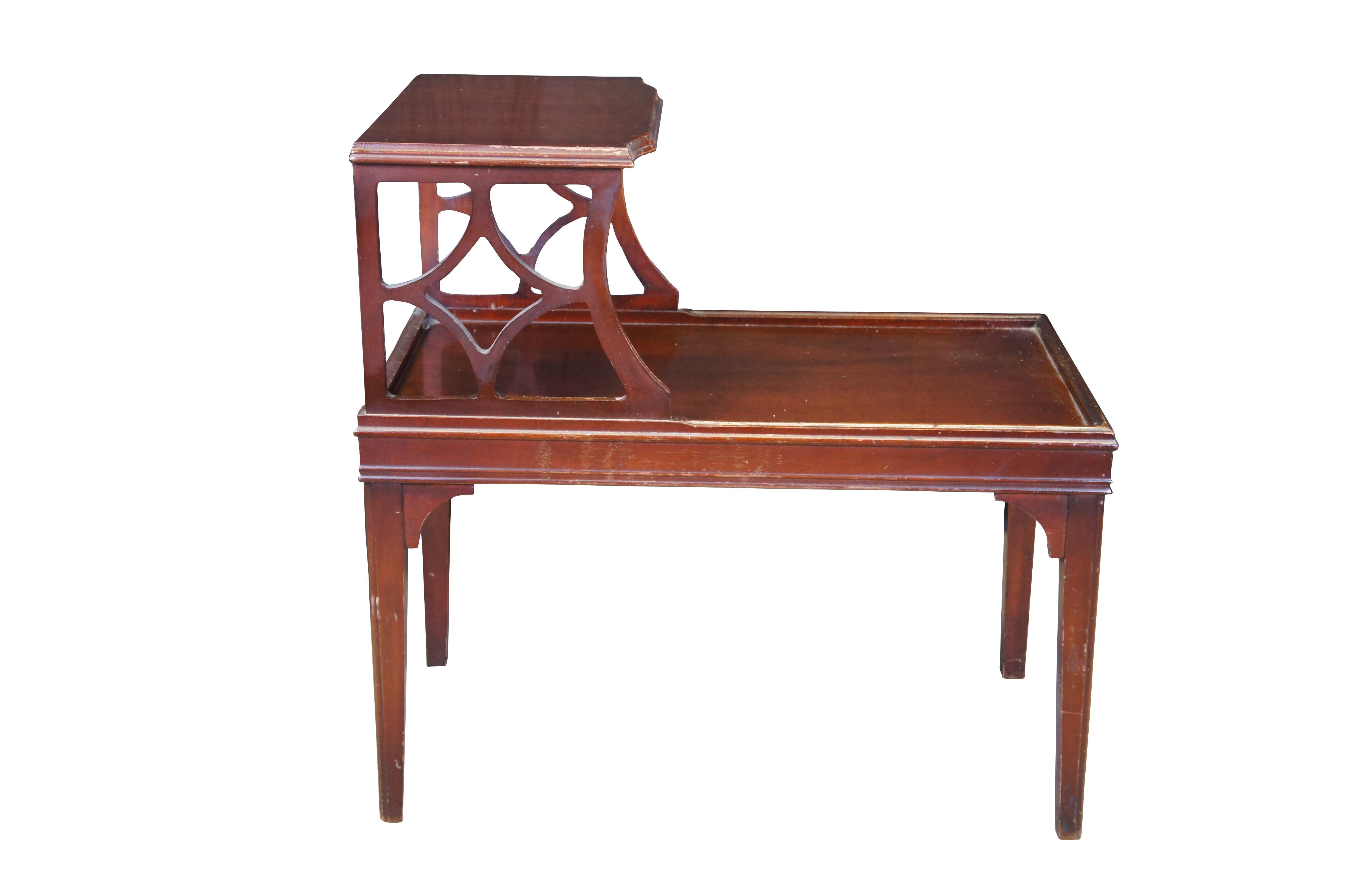Mid-Century Modern Table d'appoint de milieu de siècle en acajou à 2 niveaux ajourés 26