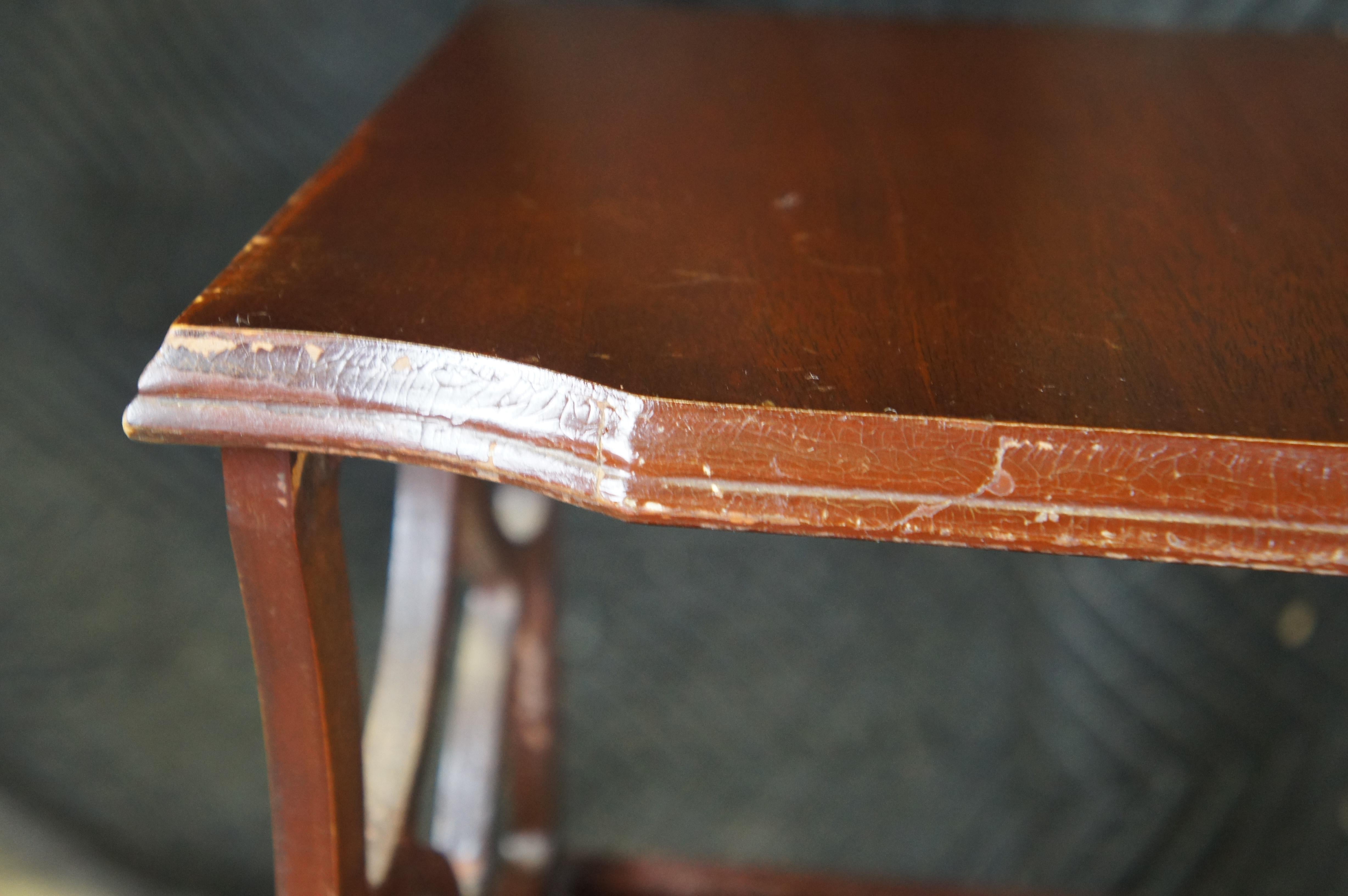 Table d'appoint de milieu de siècle en acajou à 2 niveaux ajourés 26