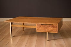 Table basse en acajou et laiton de l'époque médiévale par American of Martinsville