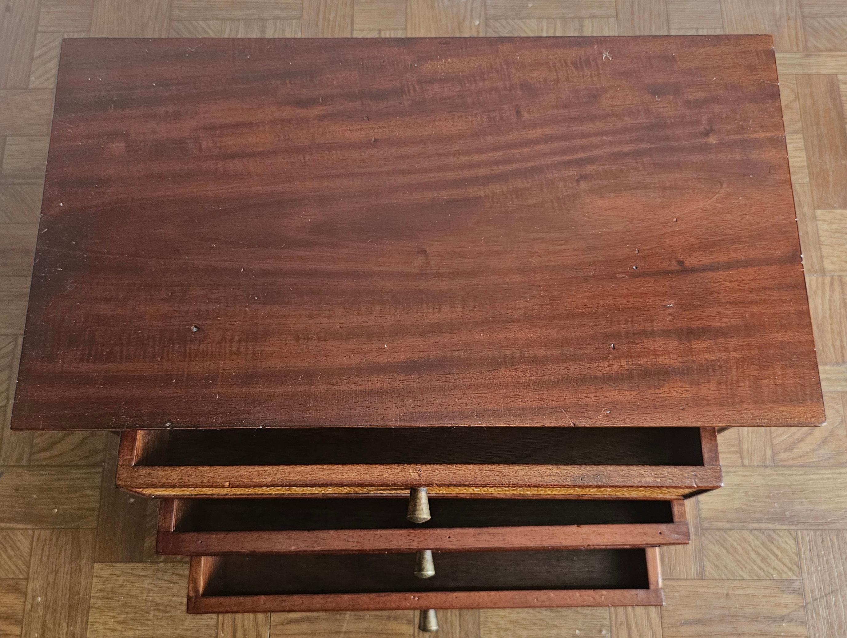 Mid-Century Mahogany and Grass Clothe Jewelry Box In Good Condition For Sale In Germantown, MD
