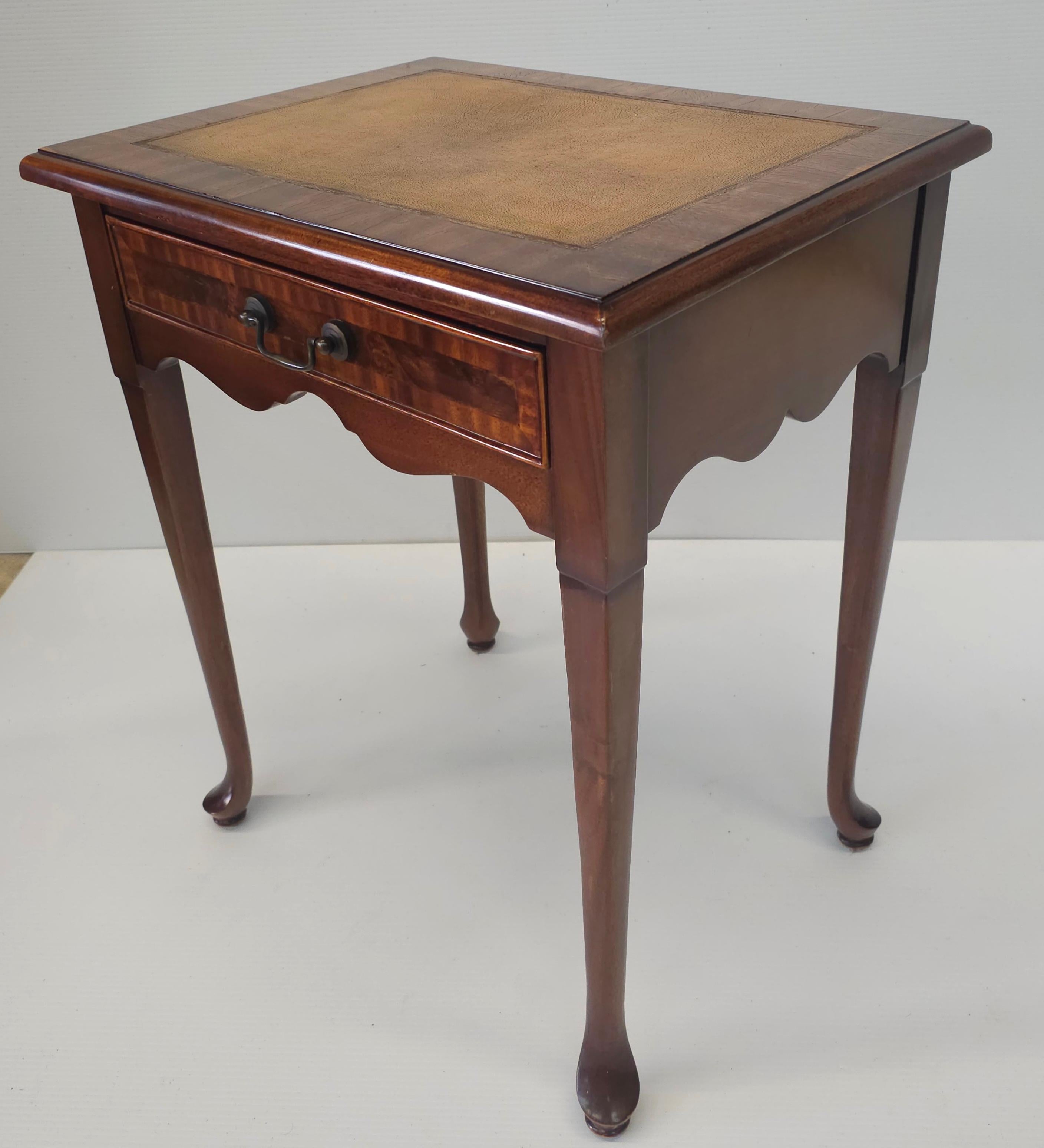 Tavolo o tavolino d'argento inglese a un cassetto con piano in mogano e pelle di metà secolo. Cassetto foderato in velluto. Magogano e pelle Piano e cassetti a fascia.
Misura 22