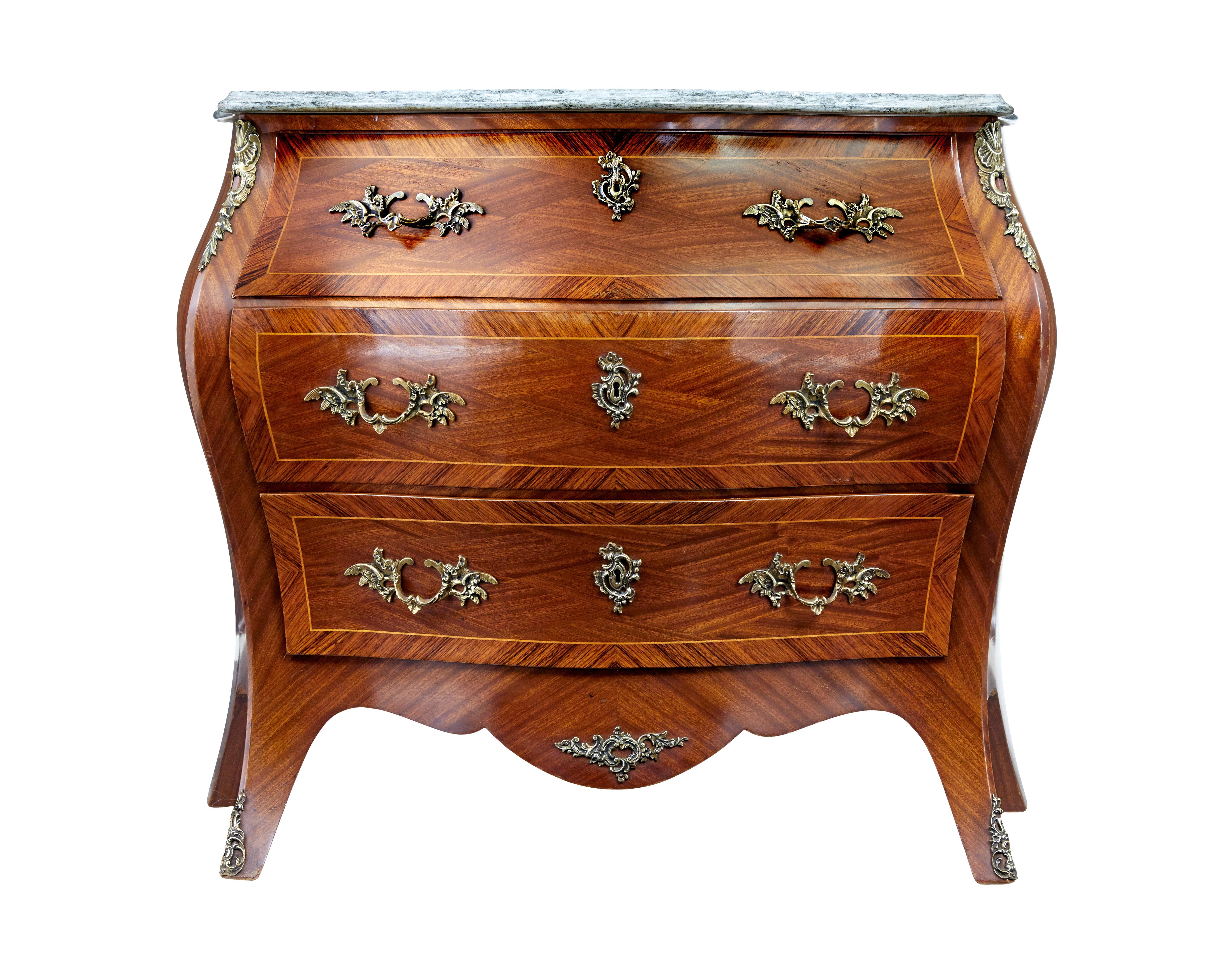 Mid-20th century kingwood and mahogany bombe commode chest of drawers, circa 1950.

Good quality rococo inspired 3-drawer commode. Bombe shaped commode. Mahogany arranged veneers, with stringing and cross-banded in kingwood. Each drawer fitted with