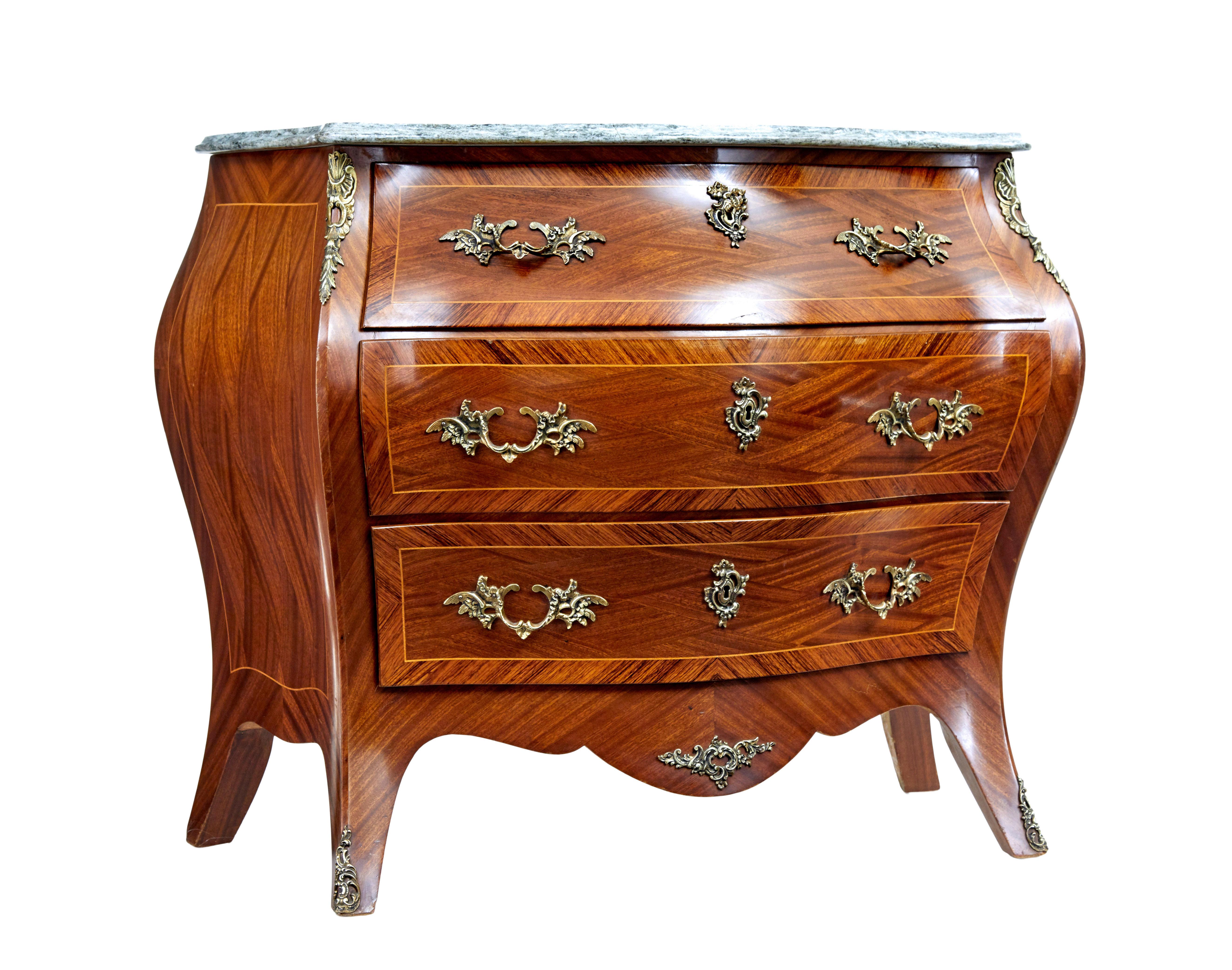 Mid-20th century kingwood and mahogany bombe commode chest of drawers, circa 1950.

Good quality rococo inspired 3-drawer commode. Bombe shaped commode. Mahogany arranged veneers, with stringing and cross-banded in kingwood. Each drawer fitted with