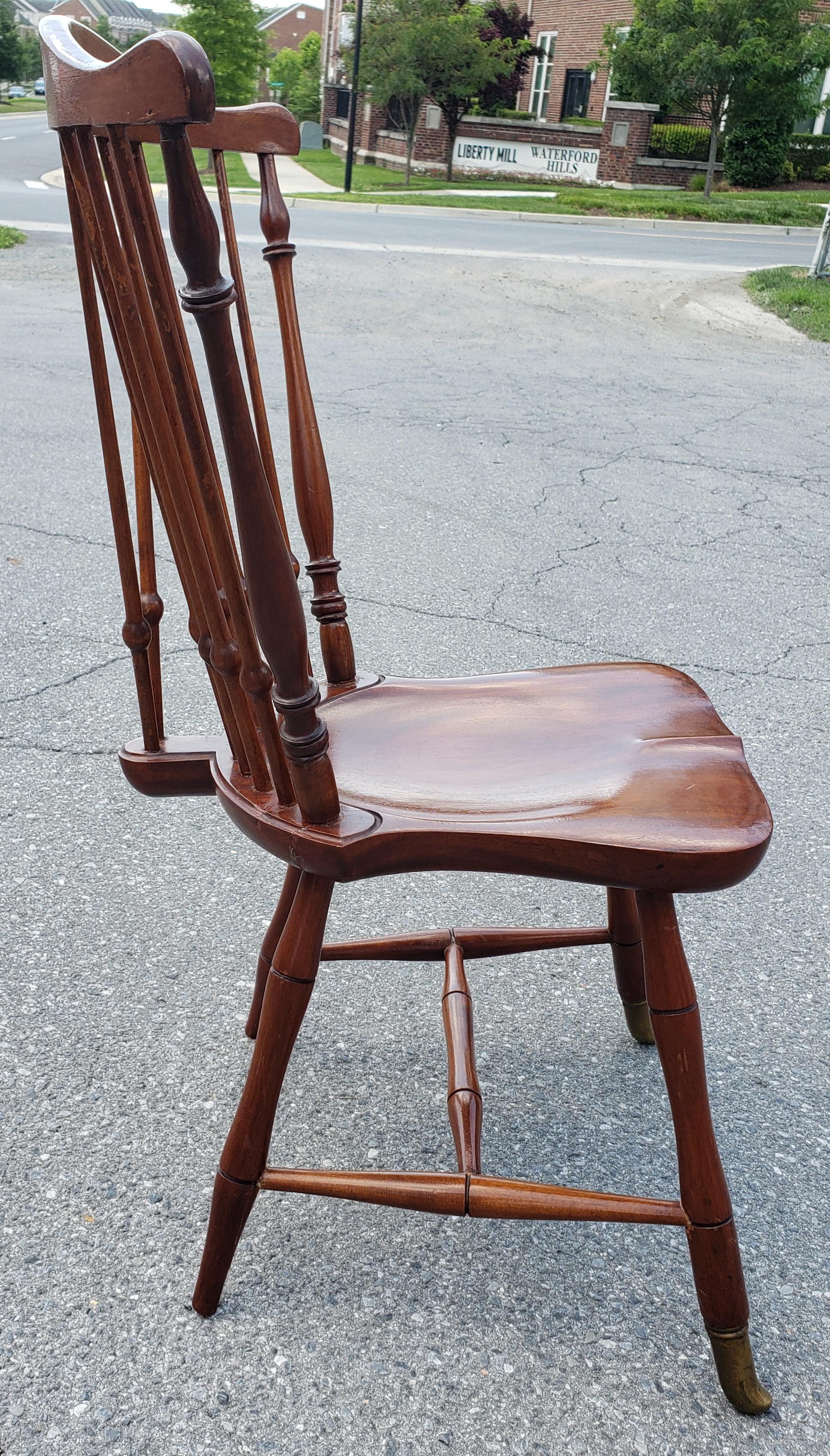 American Craftsman Chaise Windsor du milieu du siècle en acajou avec dossier en accolade et siège en selle, pieds en laiton  en vente
