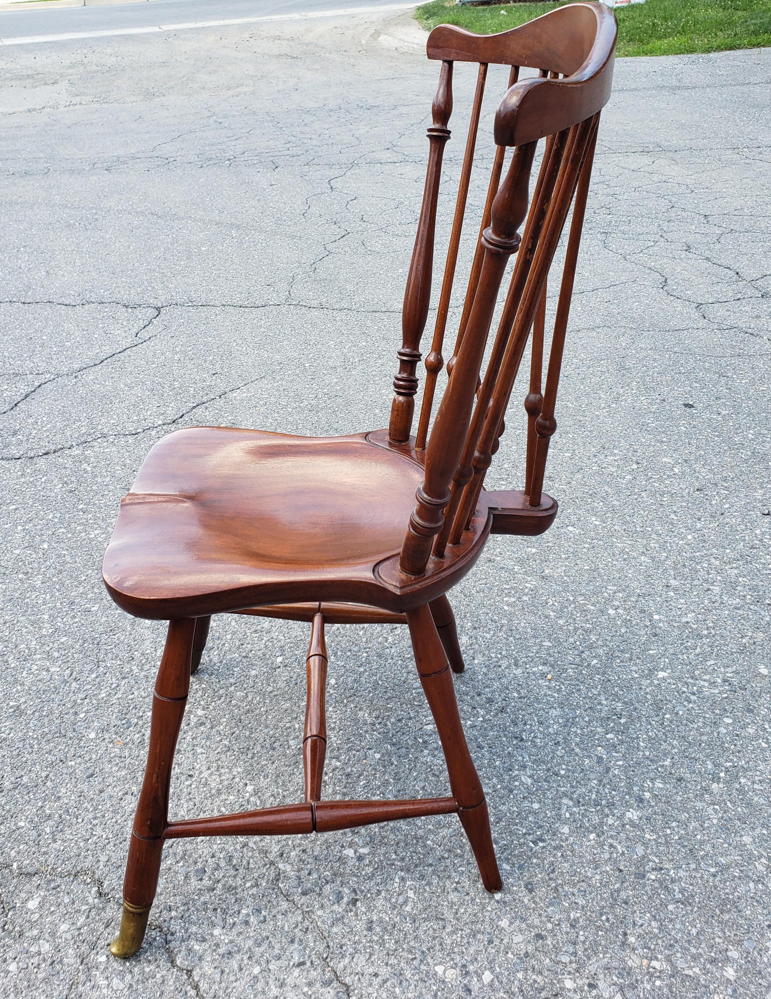 Chaise Windsor du milieu du siècle en acajou avec dossier en accolade et siège en selle, pieds en laiton  Bon état - En vente à Germantown, MD