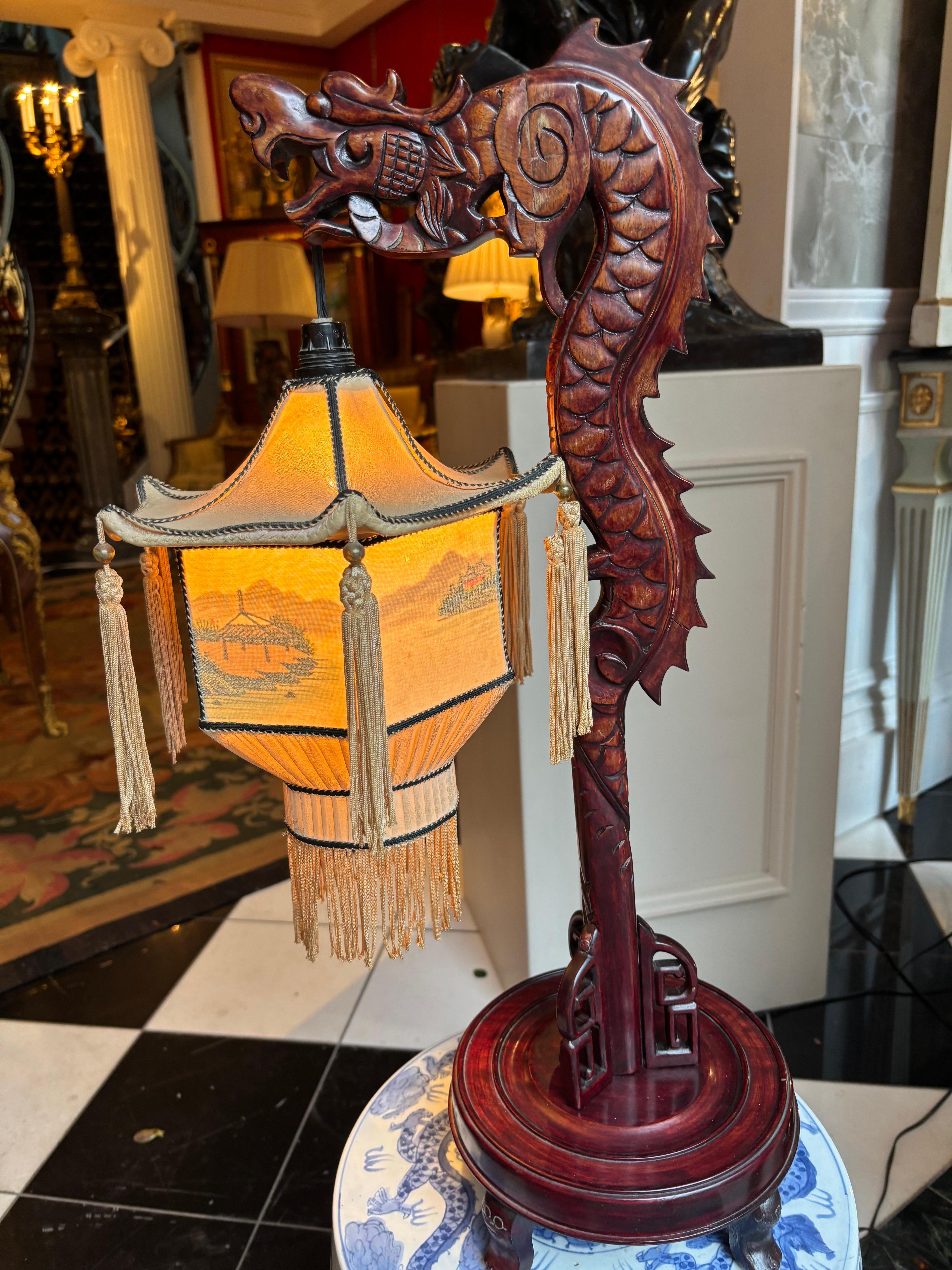 Lampada a lanterna con drago cinese di metà secolo in mogano in vendita 5