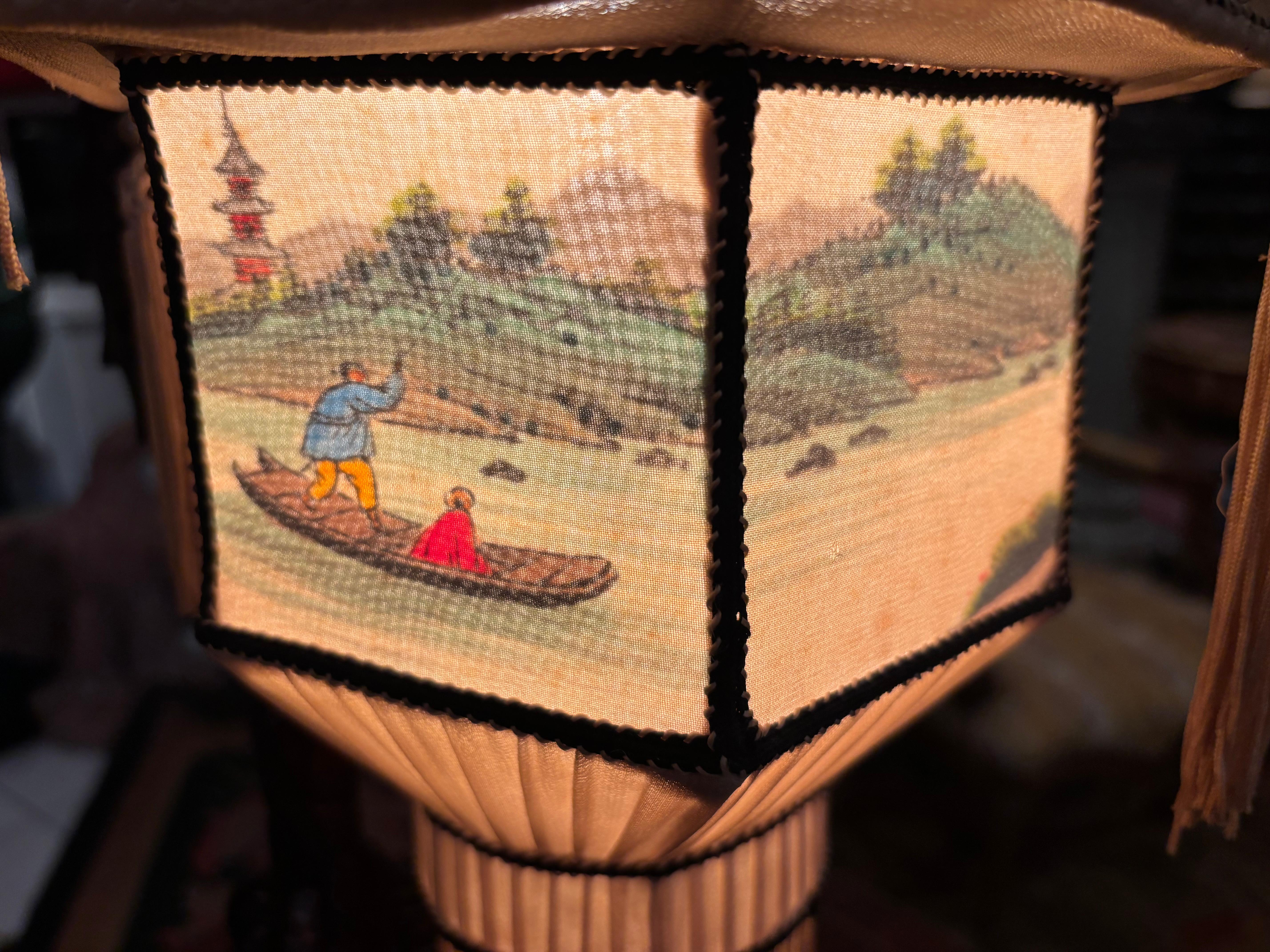 XX secolo Lampada a lanterna con drago cinese di metà secolo in mogano in vendita