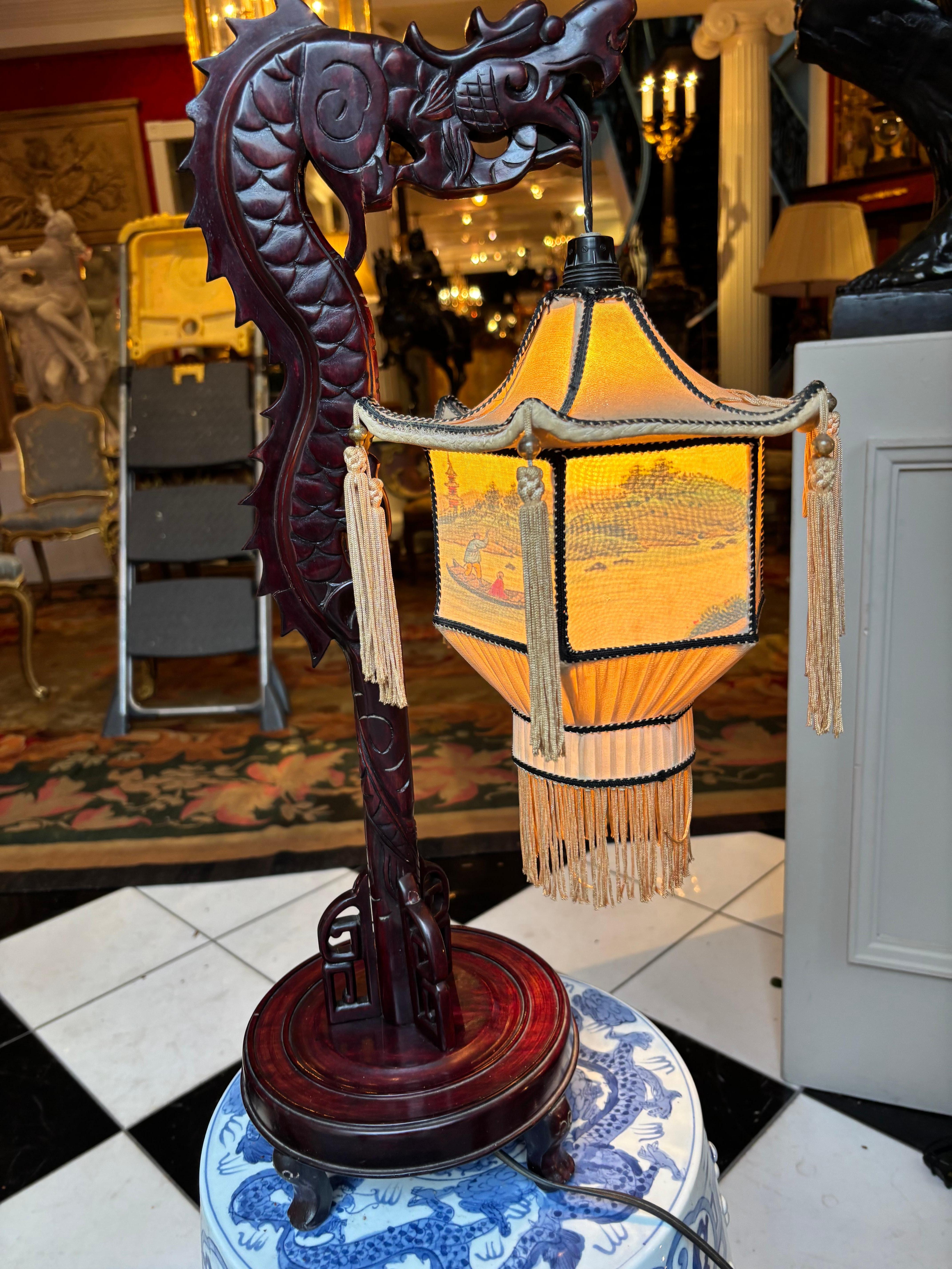 Lampada a lanterna con drago cinese di metà secolo in mogano in vendita 6