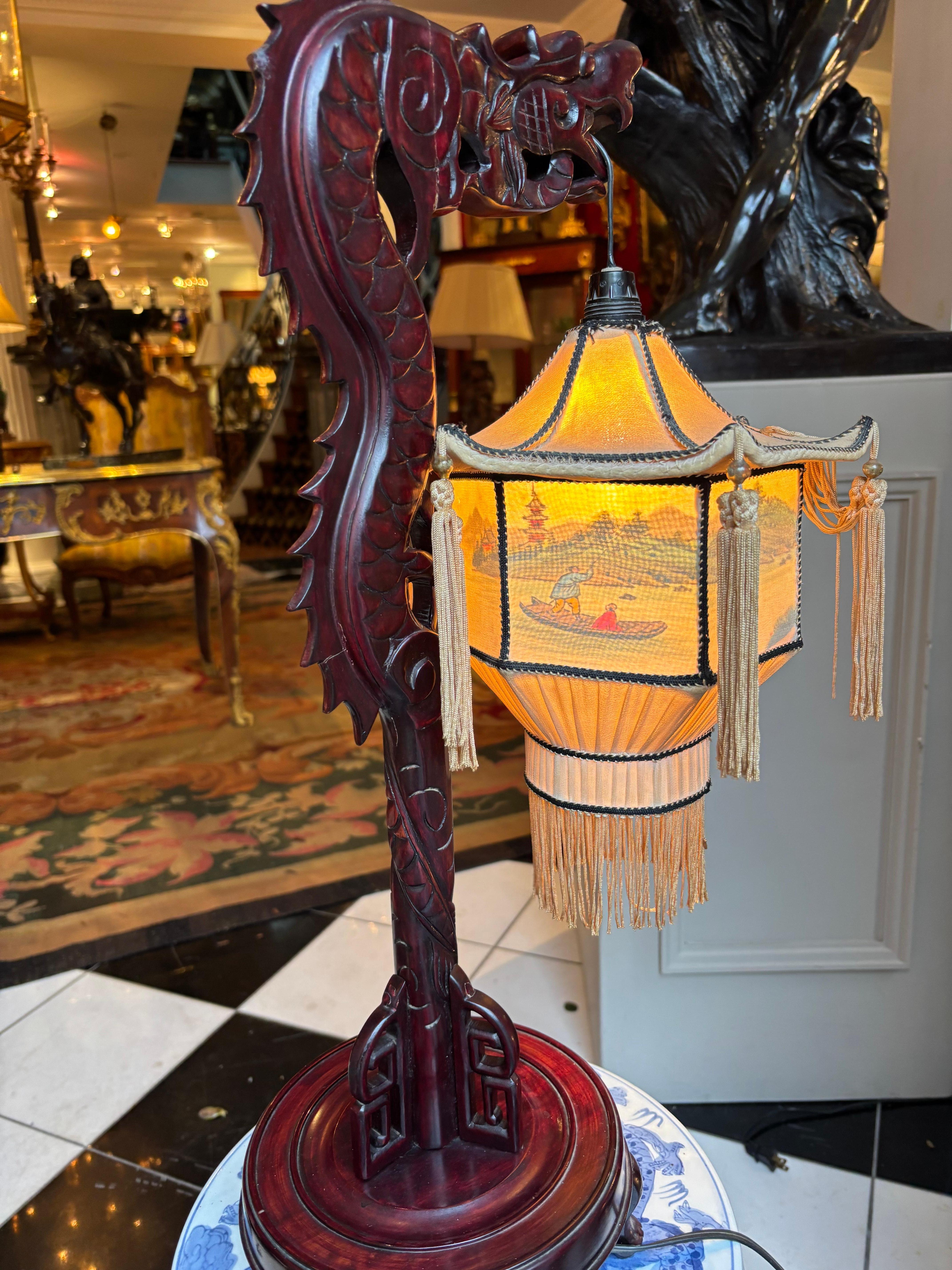 Lampada a lanterna con drago cinese di metà secolo in mogano in vendita 7