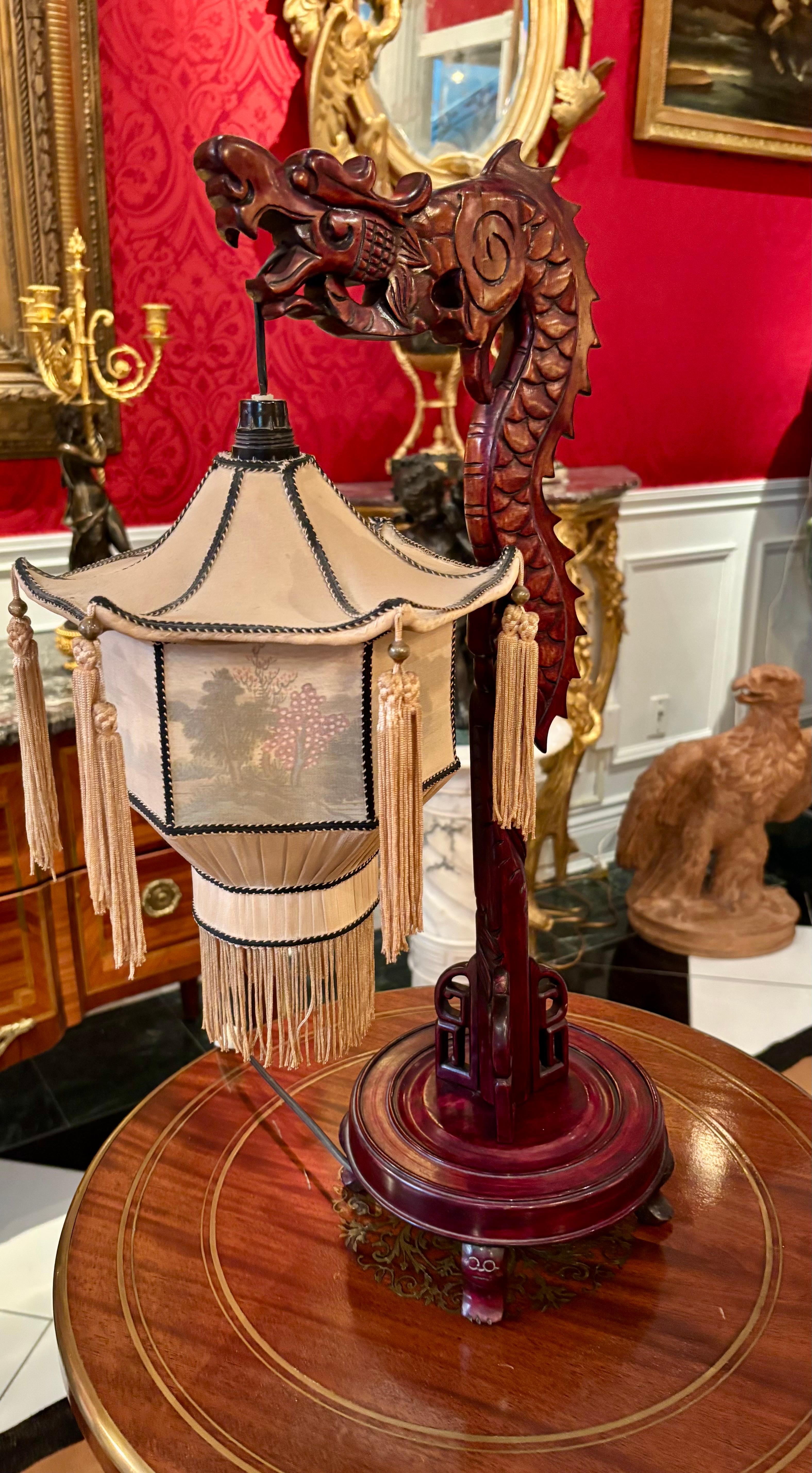 Lampada a lanterna con drago cinese di metà secolo in mogano in vendita 1