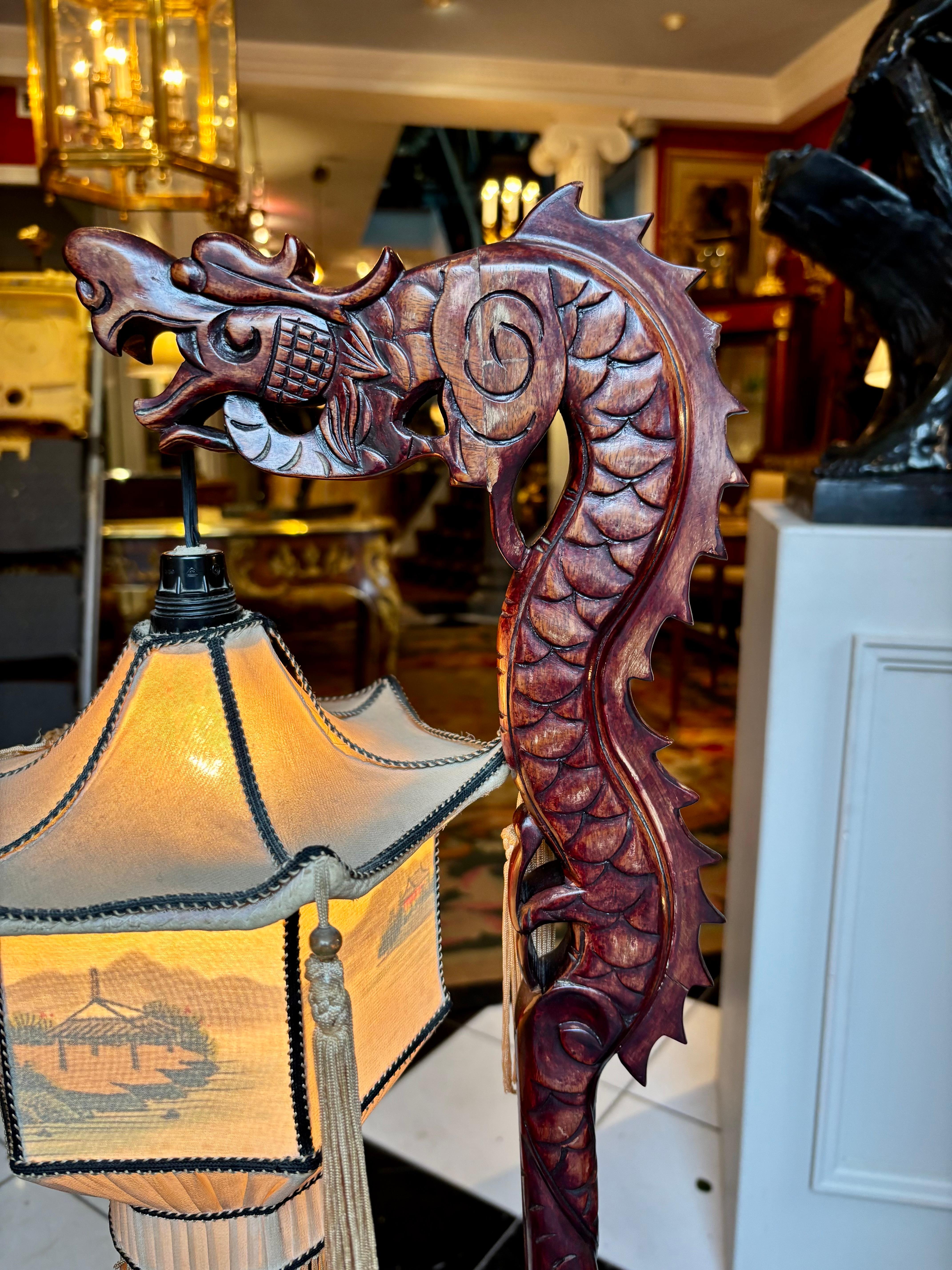 Lampada a lanterna con drago cinese di metà secolo in mogano in vendita 8