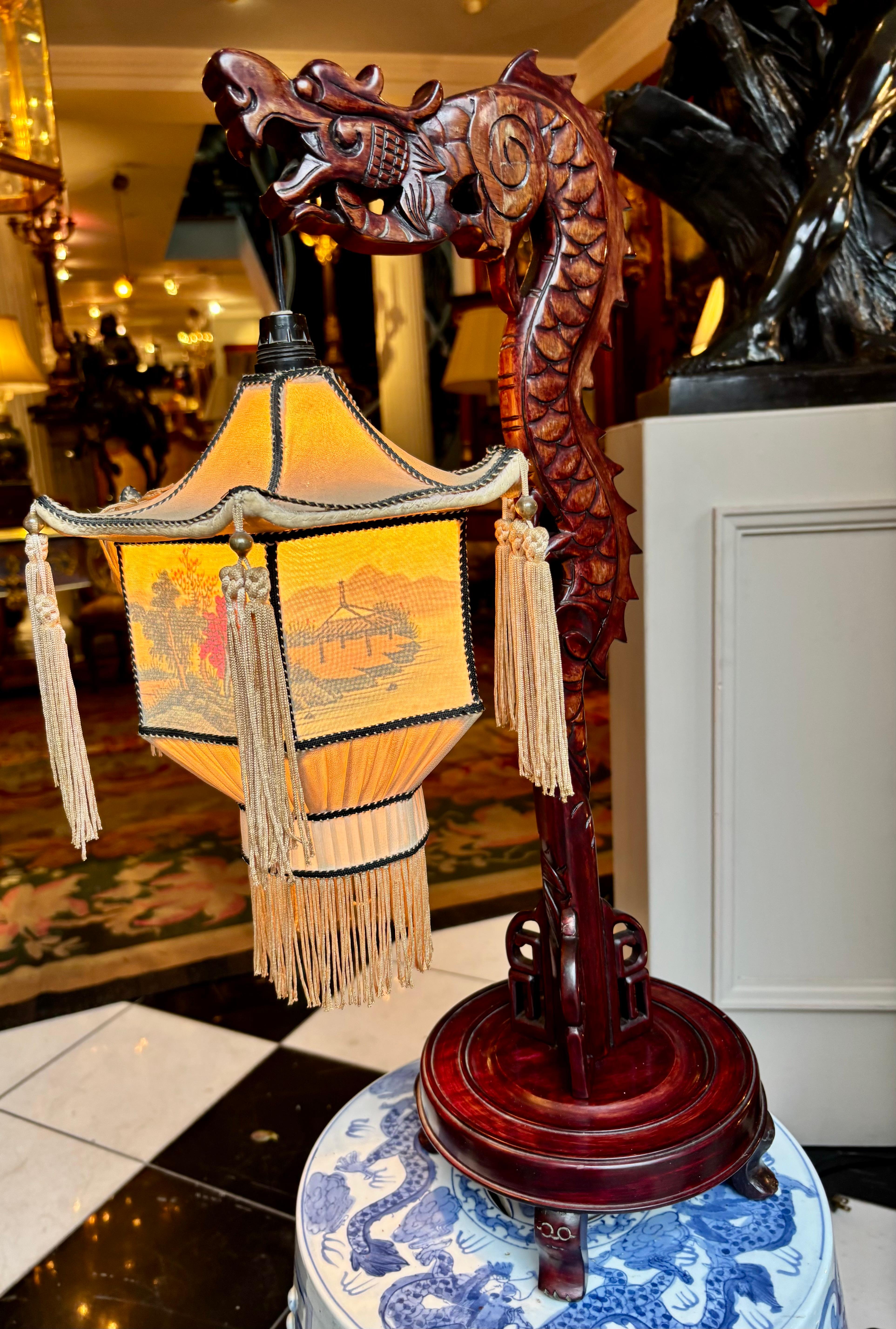 Lampada a lanterna con drago cinese di metà secolo in mogano in vendita 9