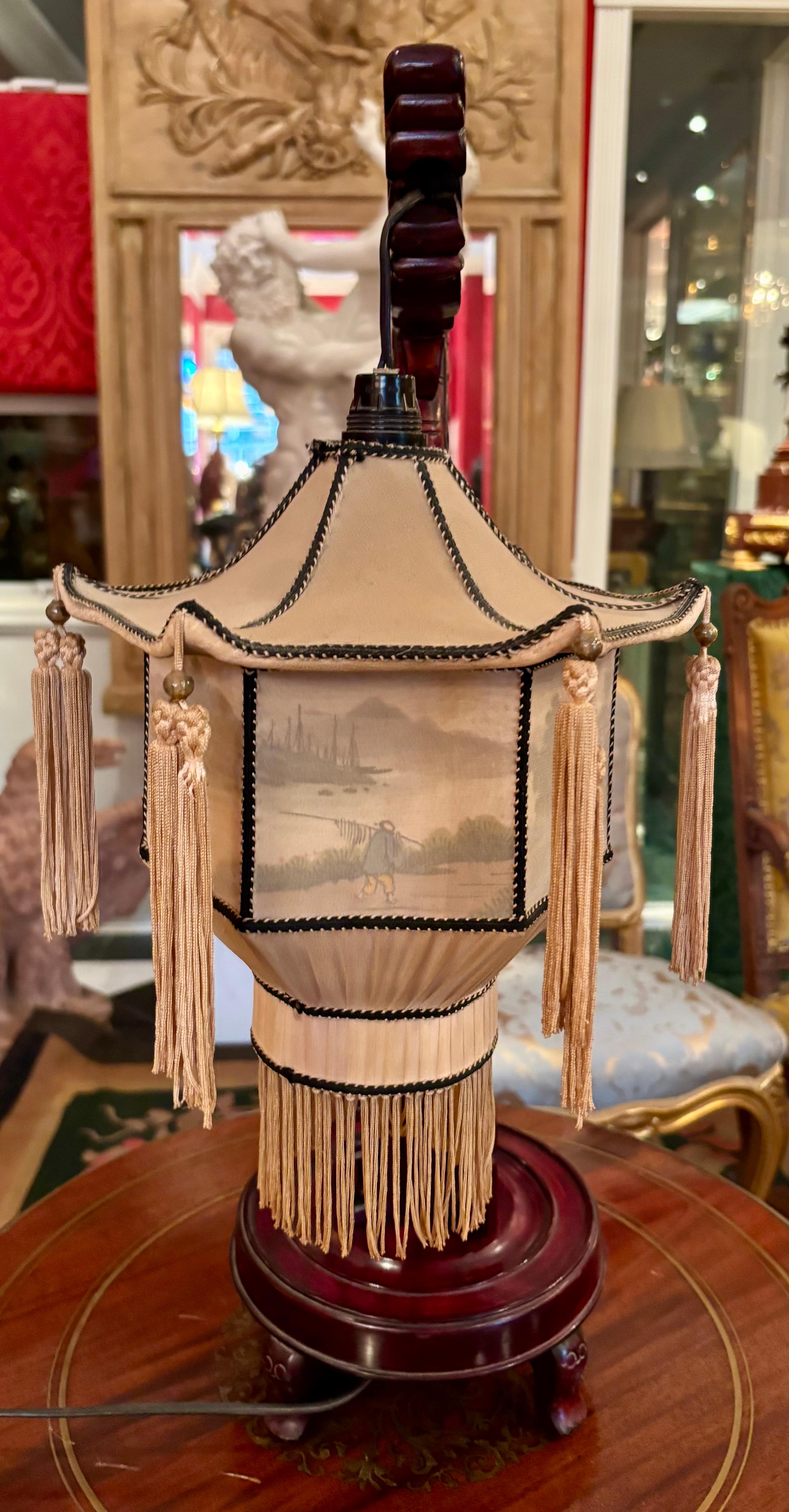 Lampada a lanterna con drago cinese di metà secolo in mogano in vendita 2