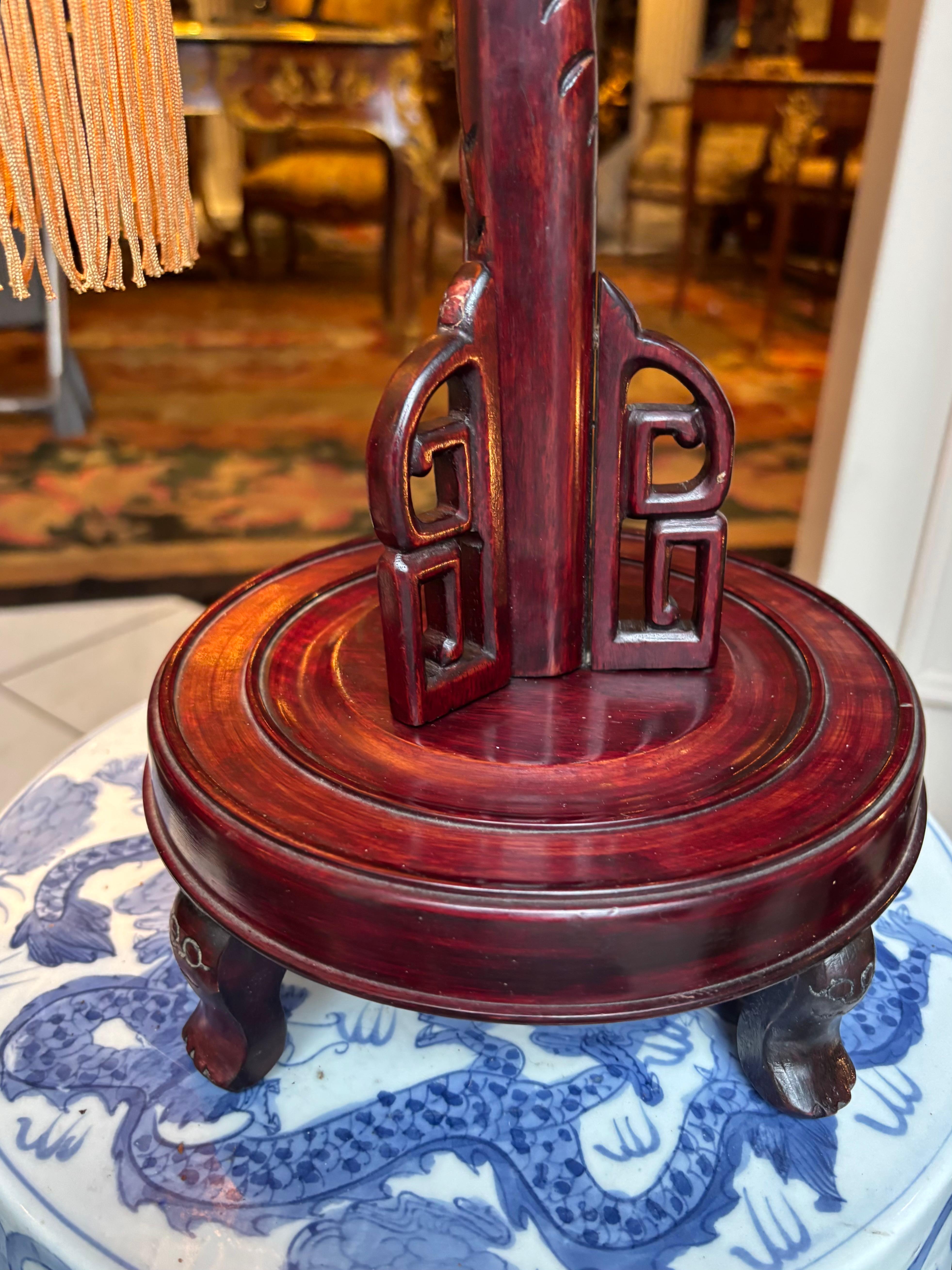 Lampada a lanterna con drago cinese di metà secolo in mogano in vendita 10