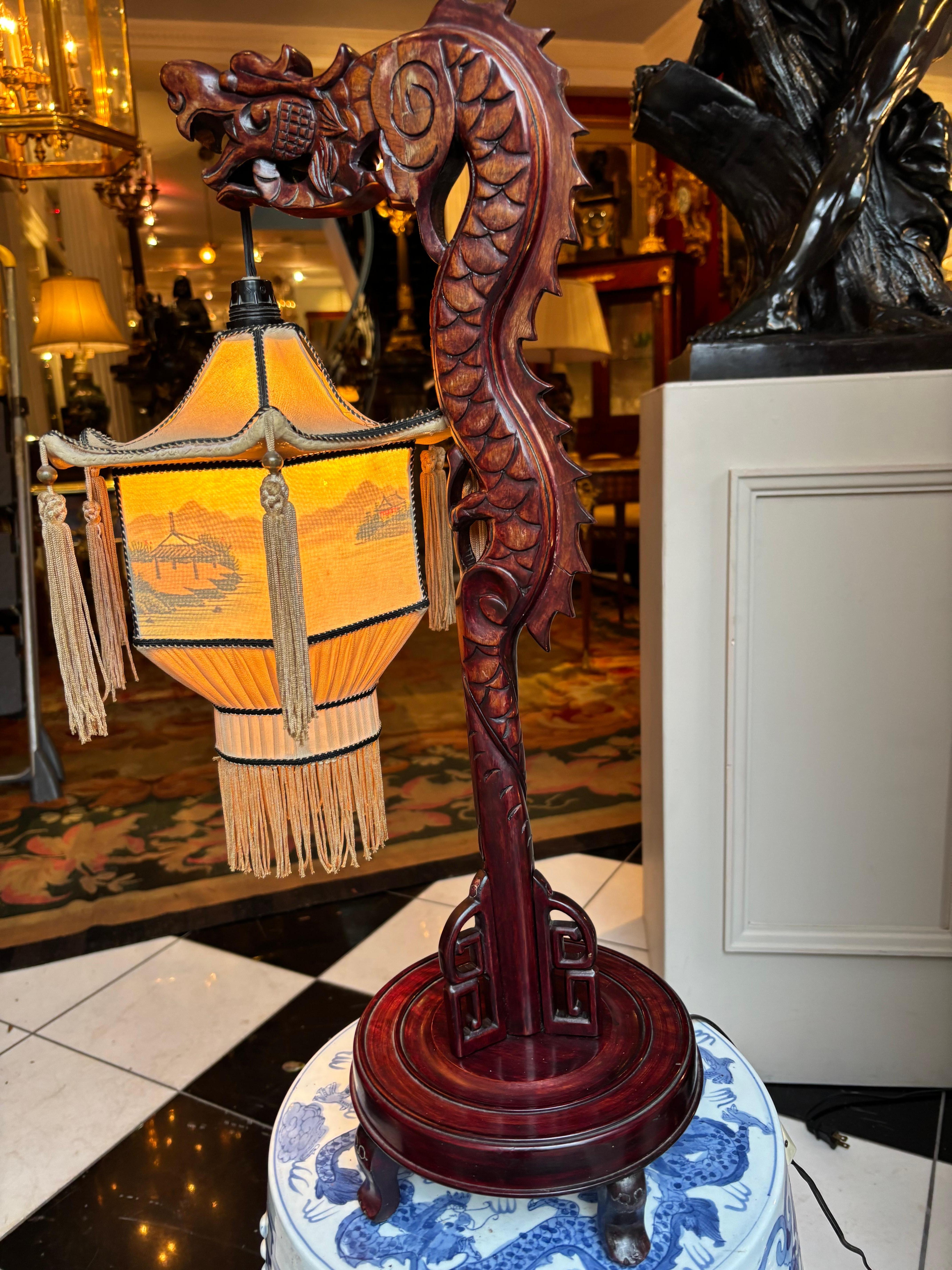 Lampada a lanterna con drago cinese di metà secolo in mogano in vendita 11