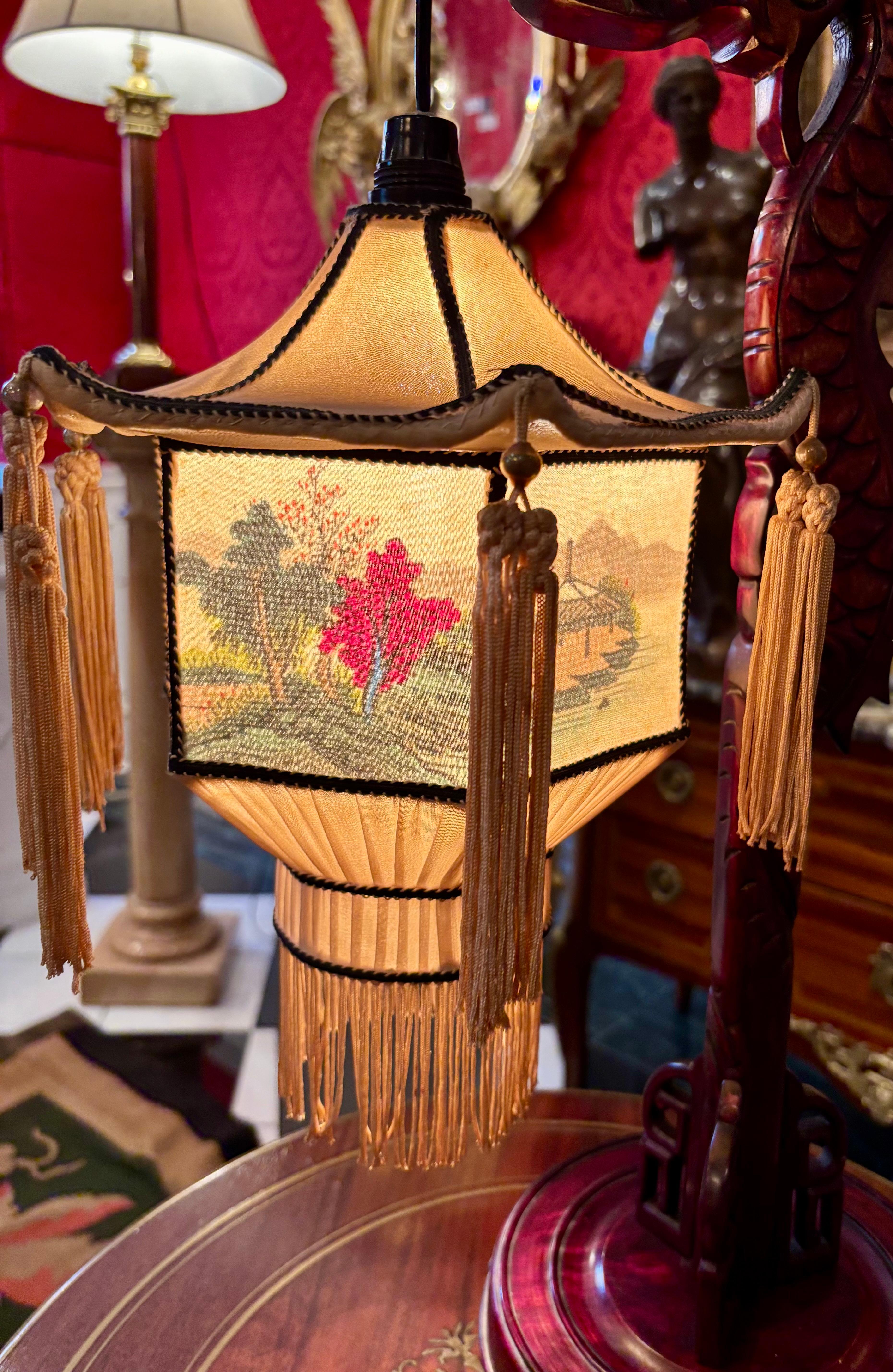 Lampada a lanterna con drago cinese di metà secolo in mogano in vendita 4