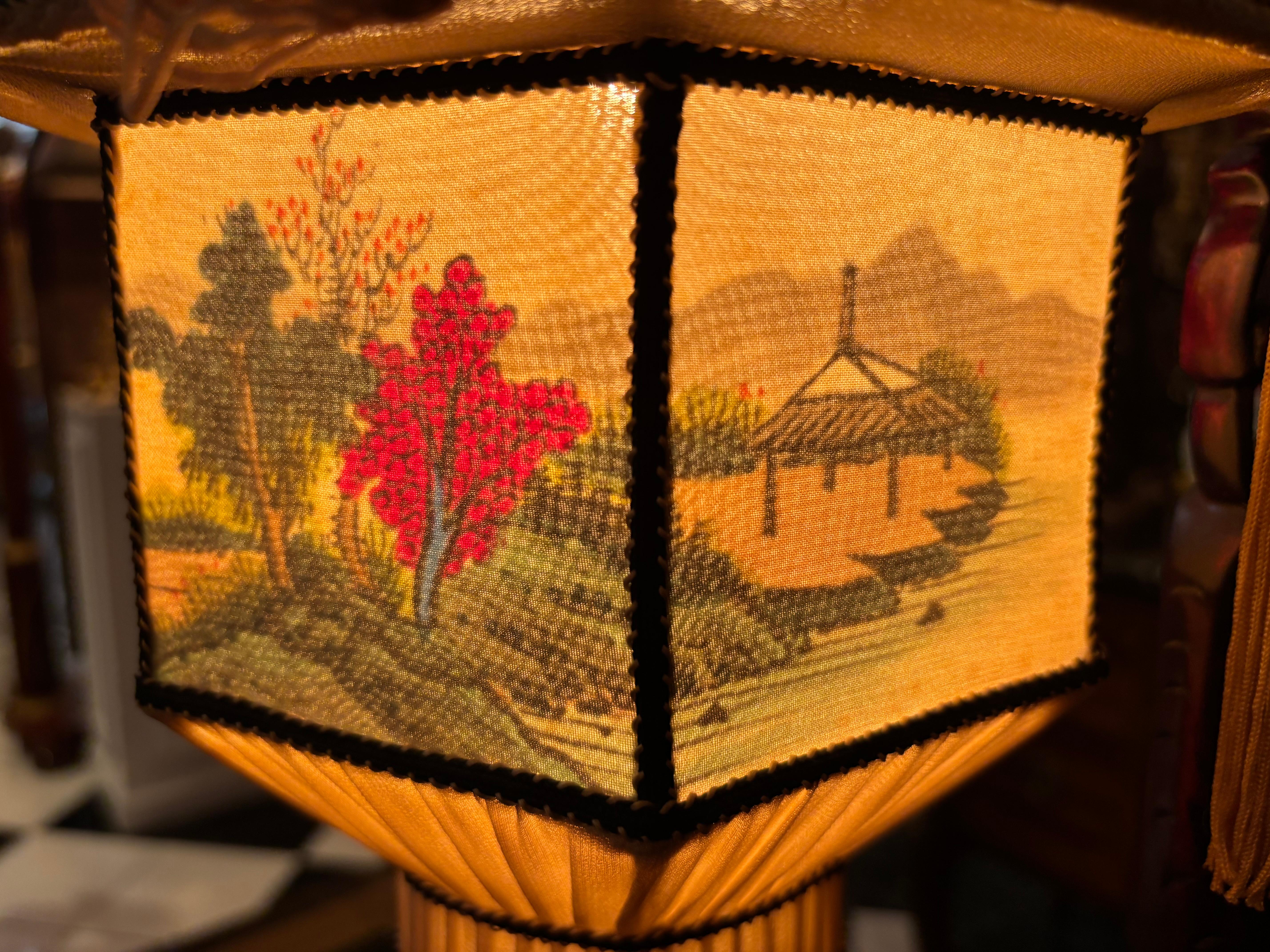 Esportazione cinese Lampada a lanterna con drago cinese di metà secolo in mogano in vendita