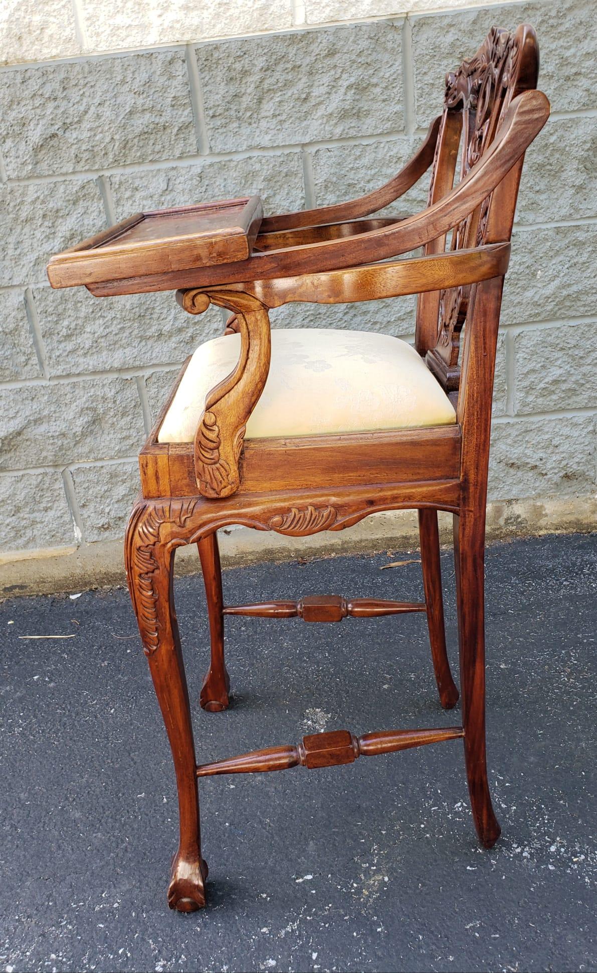 20ième siècle Chaise haute en acajou de style Chippendale du milieu du siècle avec plateau en bois fruitier en vente