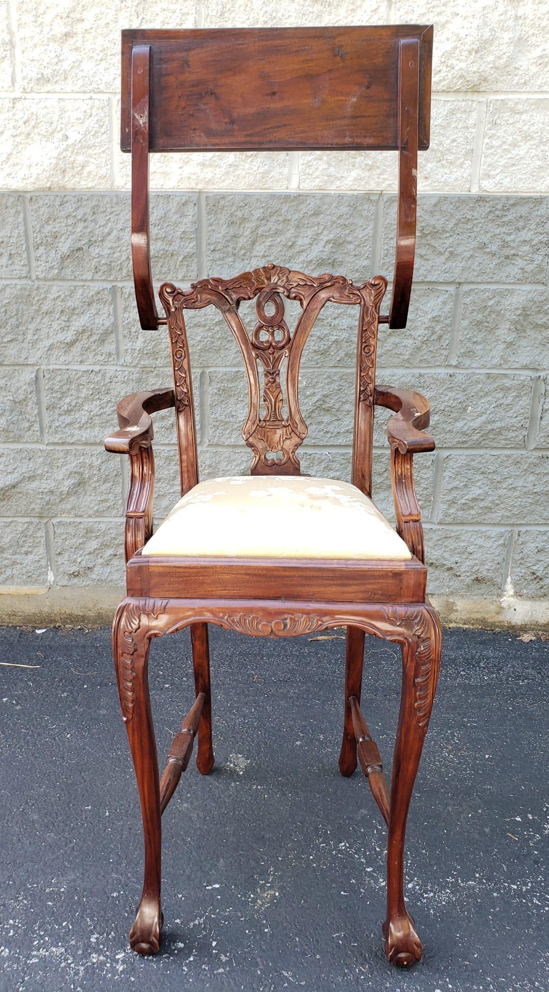 Acajou Chaise haute en acajou de style Chippendale du milieu du siècle avec plateau en bois fruitier en vente
