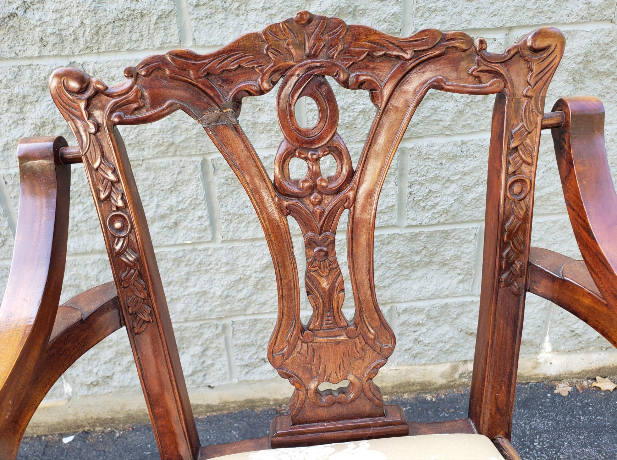 Chaise haute en acajou de style Chippendale du milieu du siècle avec plateau en bois fruitier en vente 1