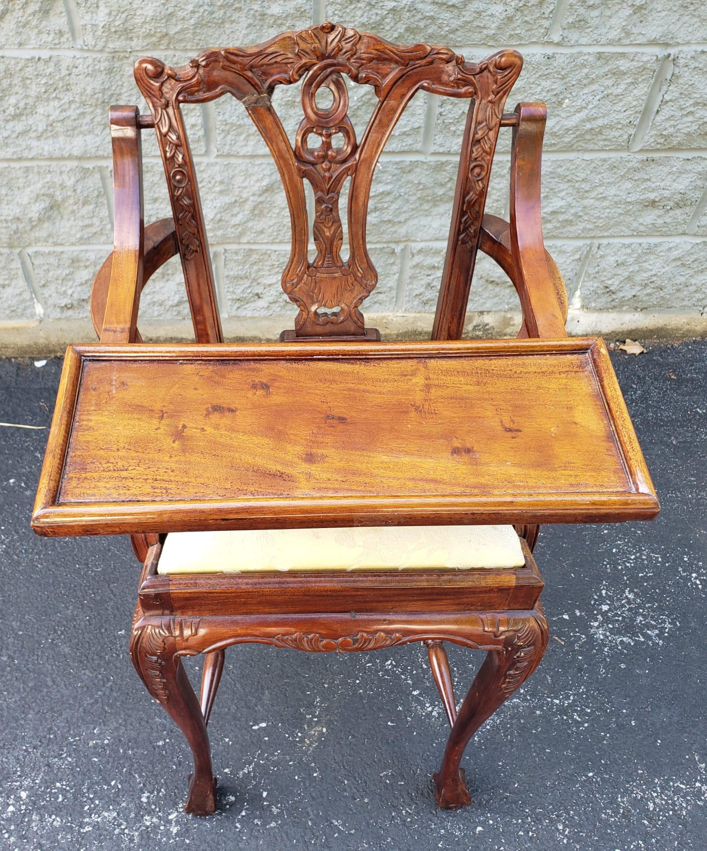 Chaise haute en acajou de style Chippendale du milieu du siècle avec plateau en bois fruitier en vente 2