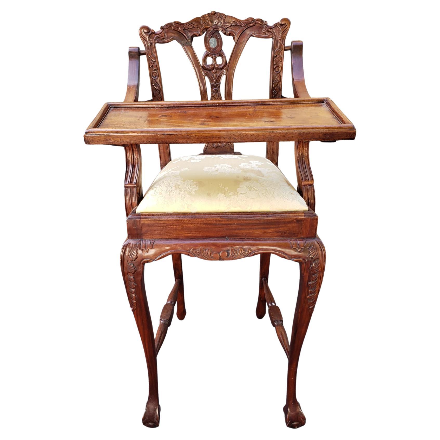 Chaise haute en acajou de style Chippendale du milieu du siècle avec plateau en bois fruitier en vente