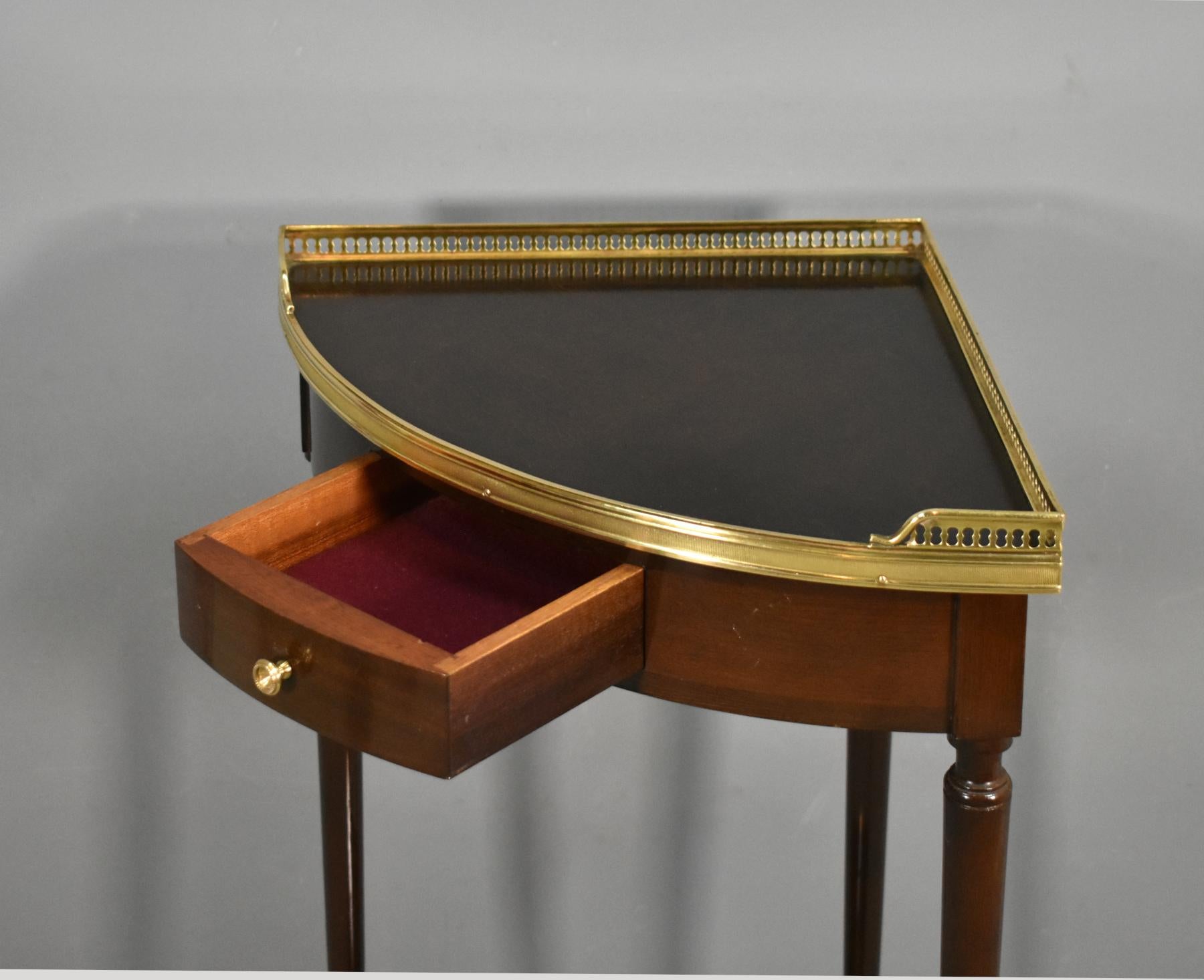 Mid-Century Mahogany Corner Table In Good Condition In SAINTE-COLOMBE, FR
