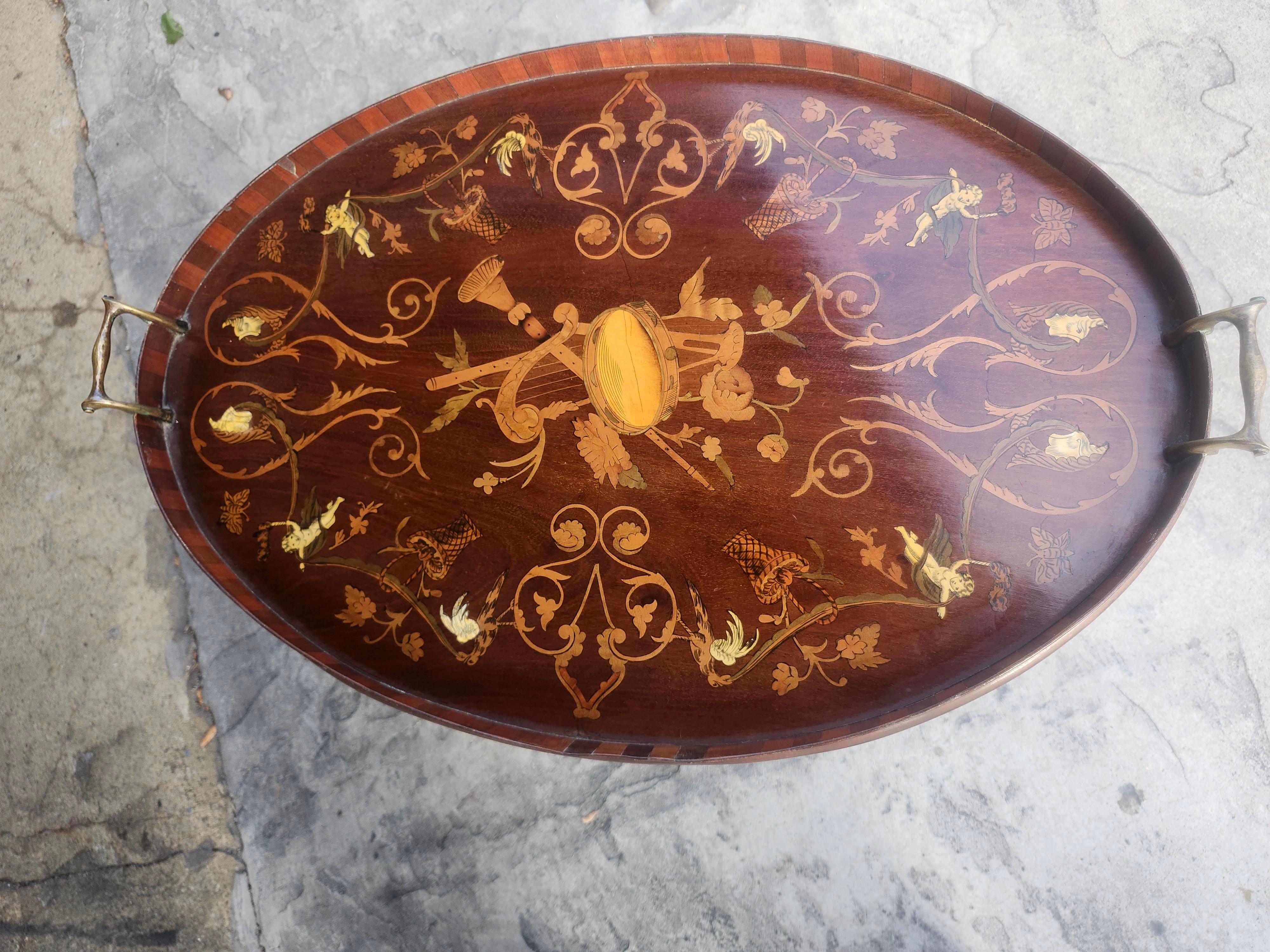 Mesa bandeja de caoba de mediados de siglo con incrustaciones de instrumentos y ángeles en venta 2