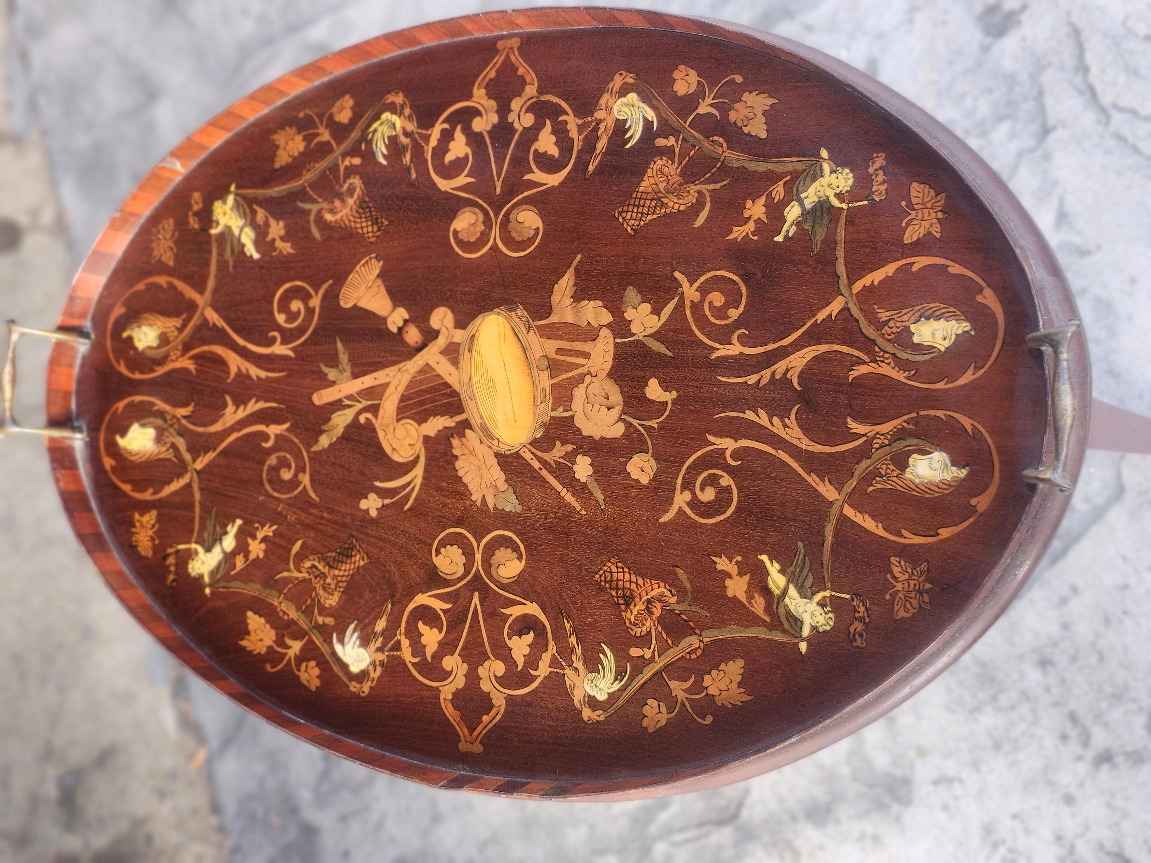 Mesa bandeja de caoba de mediados de siglo con incrustaciones de instrumentos y ángeles en venta 3