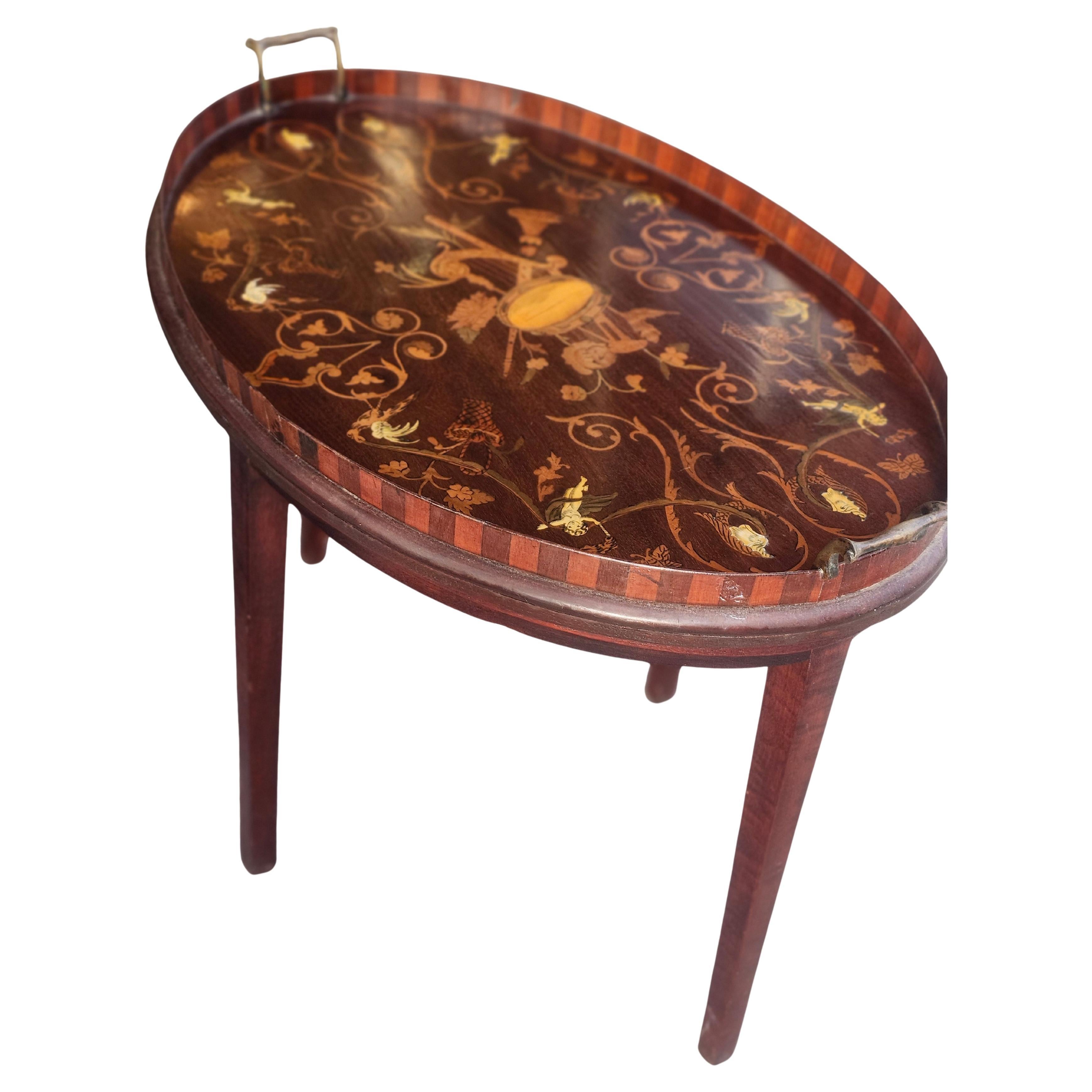Mesa bandeja de caoba de mediados de siglo con incrustaciones de instrumentos y ángeles Movimiento estético en venta