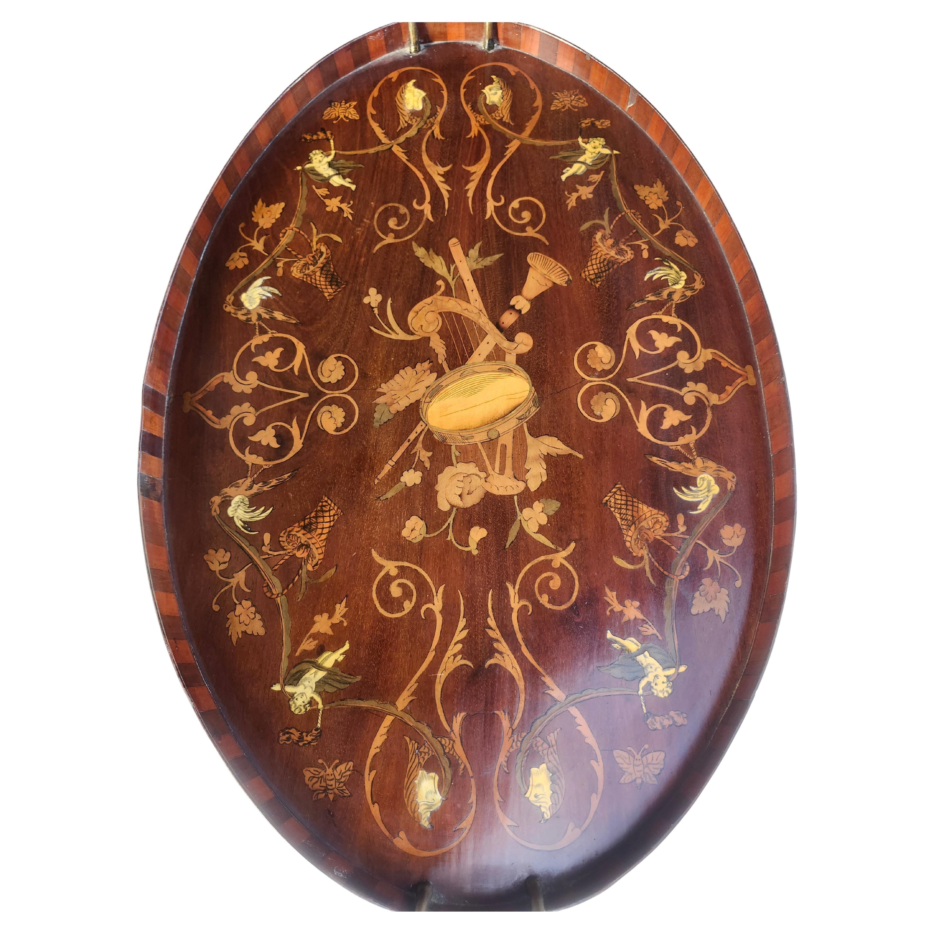 Mesa bandeja de caoba de mediados de siglo con incrustaciones de instrumentos y ángeles Italiano en venta