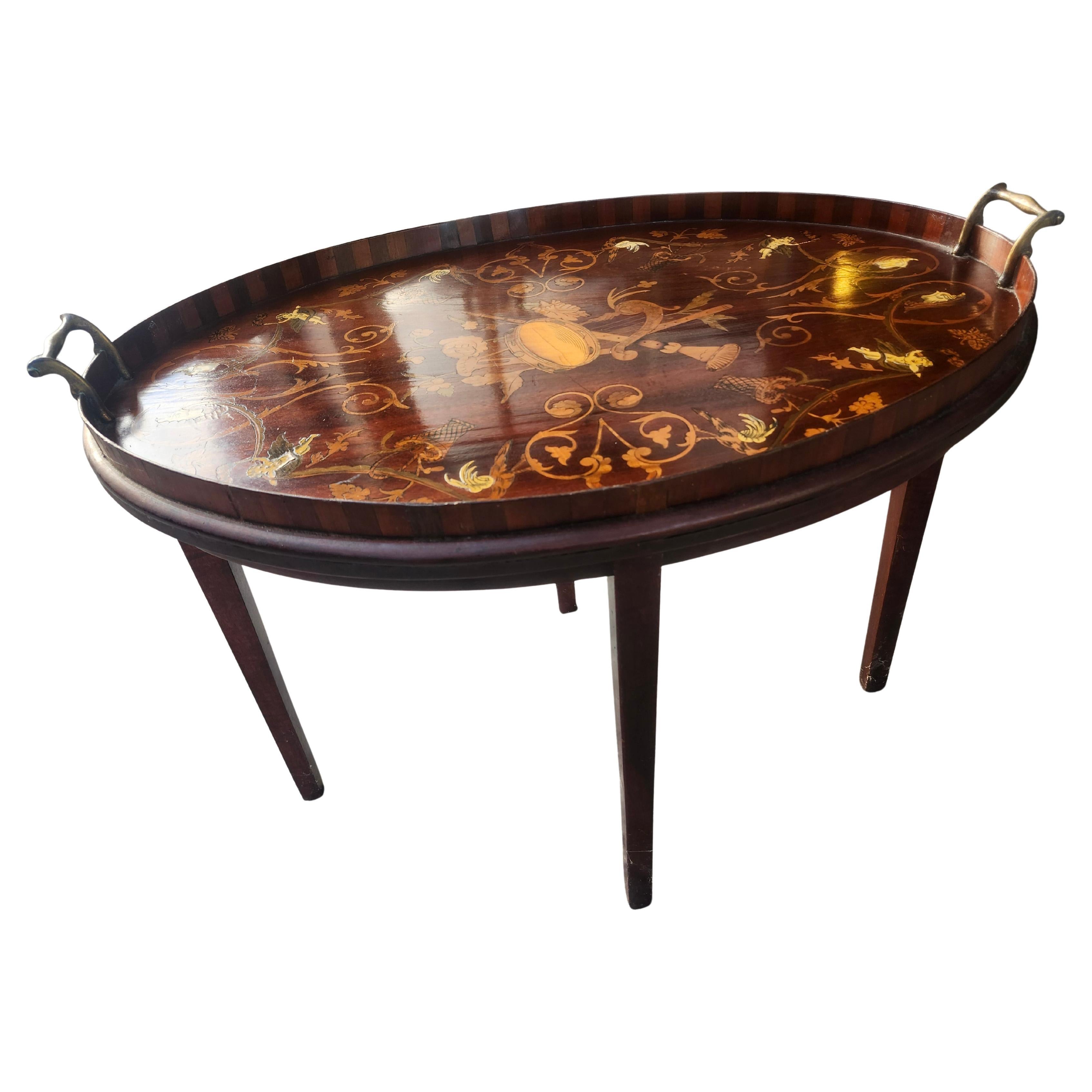 Mesa bandeja de caoba de mediados de siglo con incrustaciones de instrumentos y ángeles Hecho a mano en venta