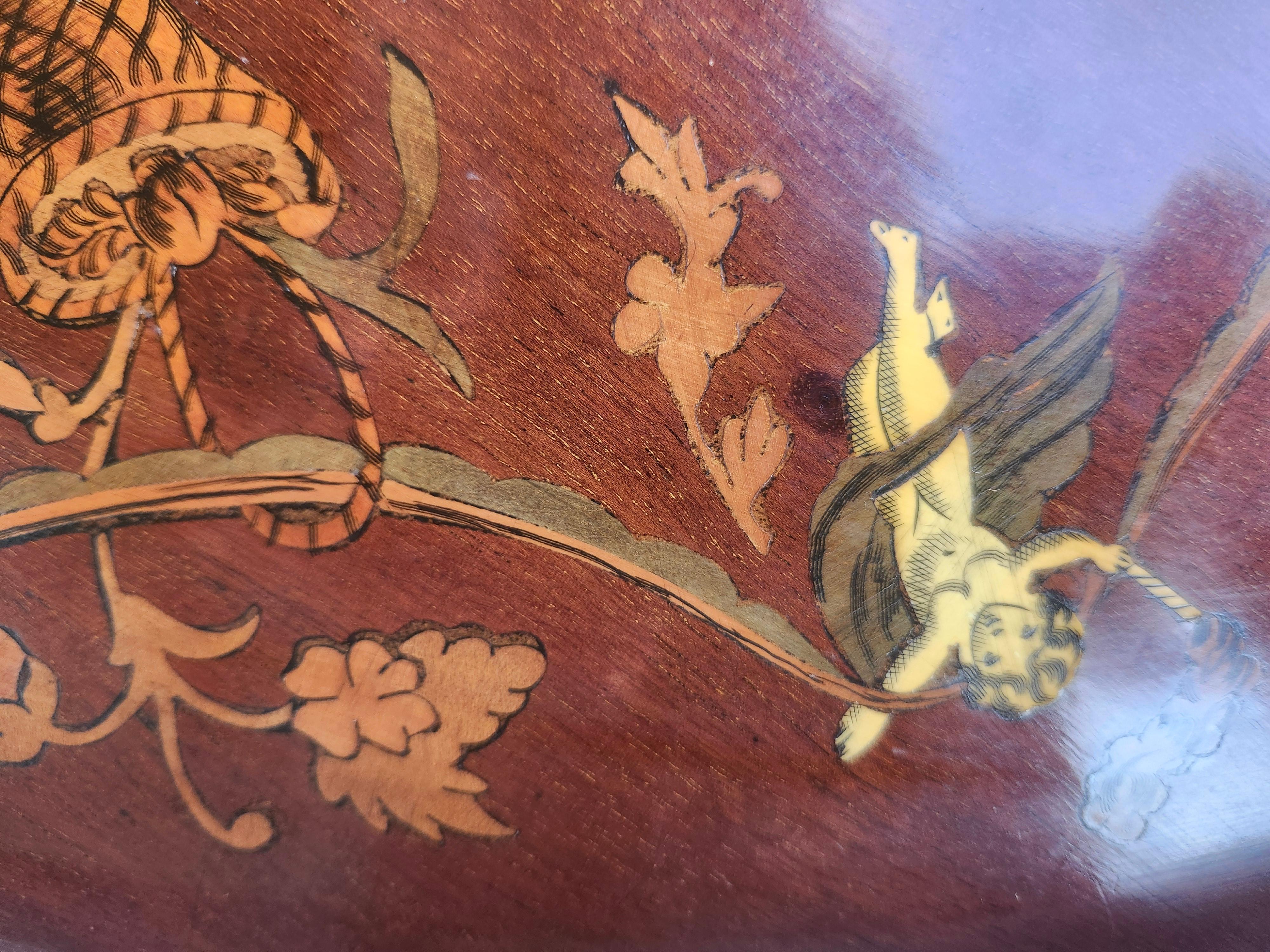 Mesa bandeja de caoba de mediados de siglo con incrustaciones de instrumentos y ángeles mediados del siglo XX en venta