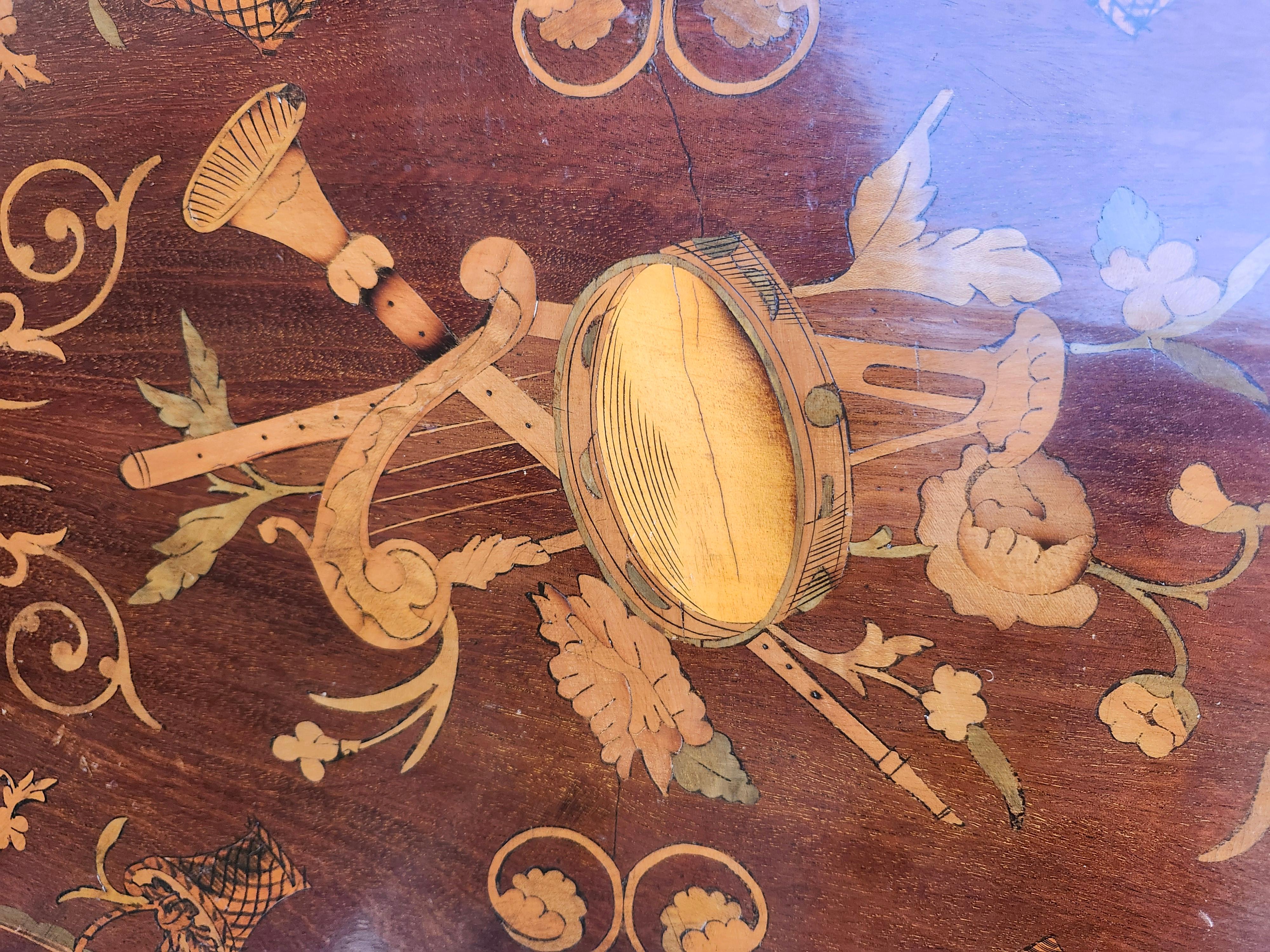 Mesa bandeja de caoba de mediados de siglo con incrustaciones de instrumentos y ángeles Latón en venta
