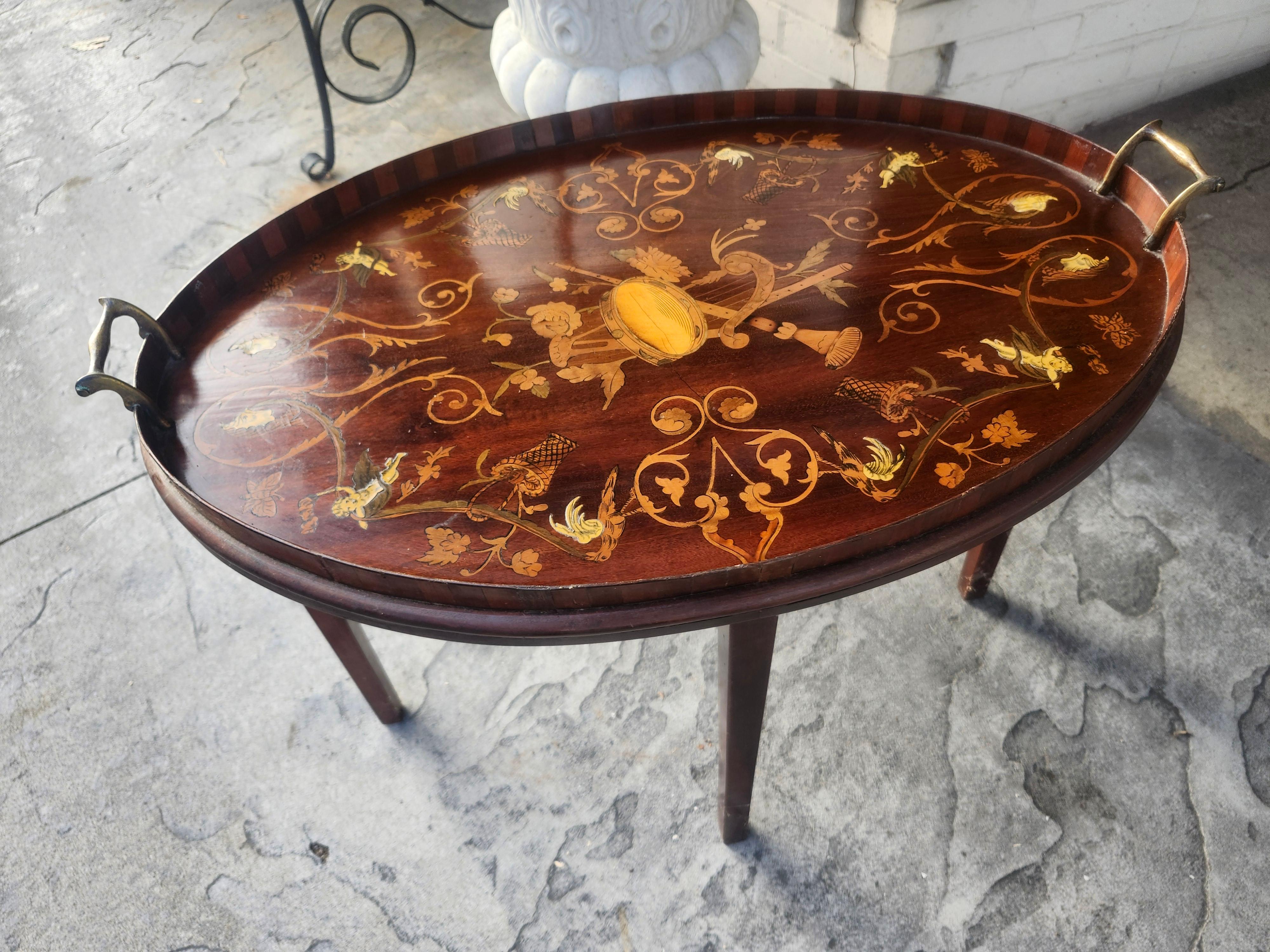 Mesa bandeja de caoba de mediados de siglo con incrustaciones de instrumentos y ángeles en venta 1