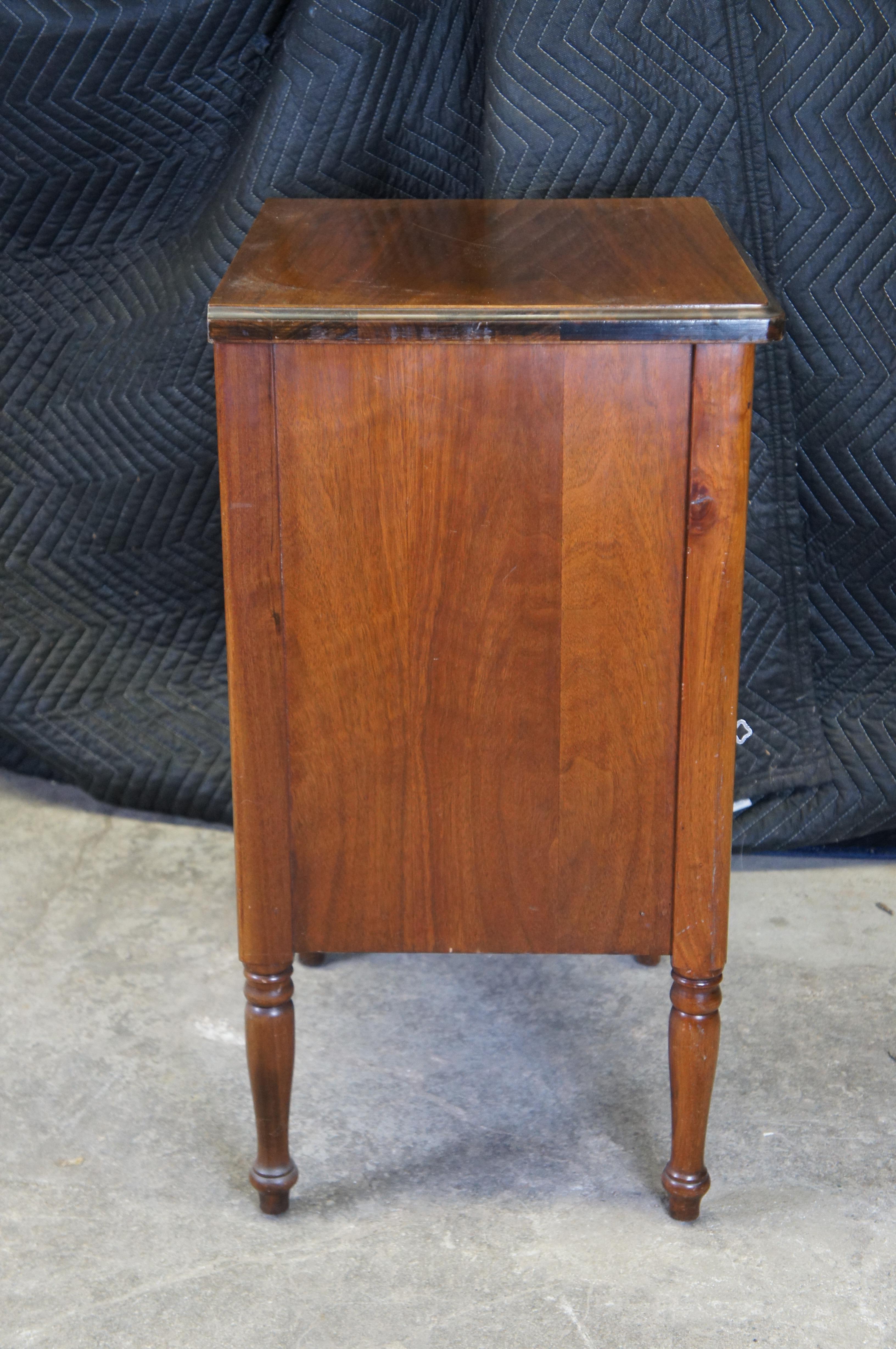 Archivador con cerradura de caoba de mediados de siglo Mesa auxiliar Mesilla de noche 30 en venta 4