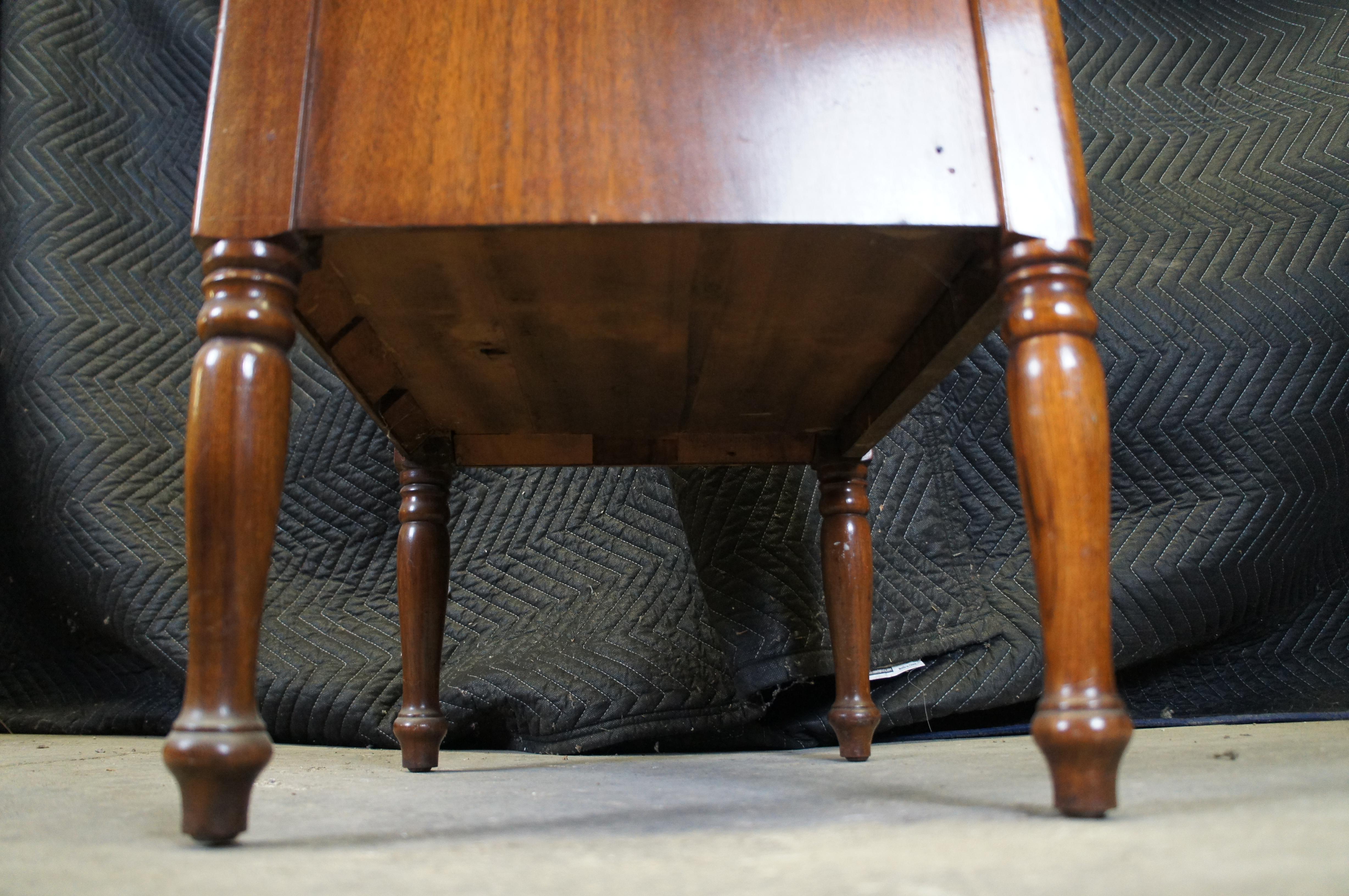 Archivador con cerradura de caoba de mediados de siglo Mesa auxiliar Mesilla de noche 30 en venta 5