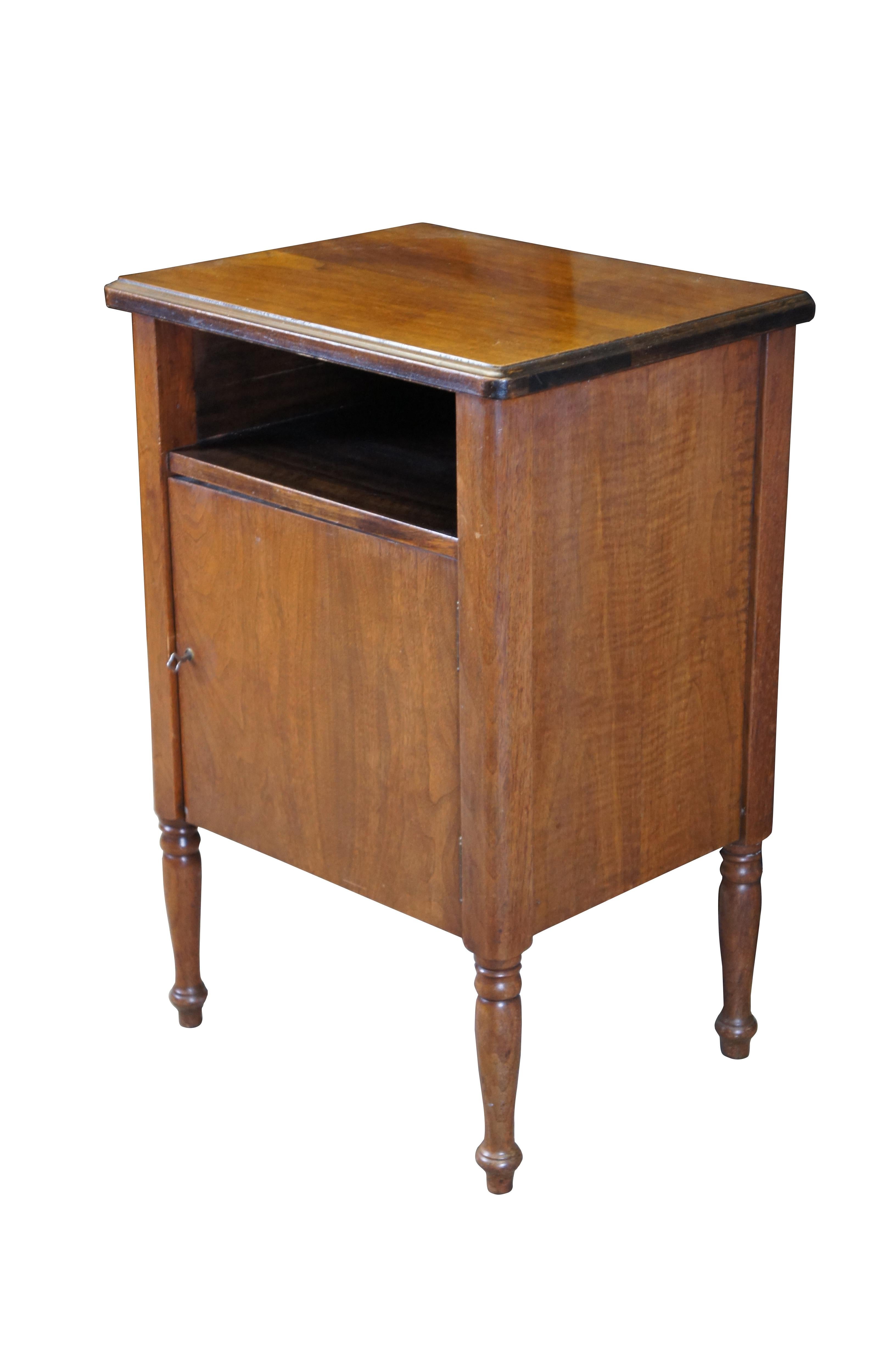 Consola de oficina estilo humidor con cerradura de mediados de siglo, circa 1940.  Fabricado en caoba, con un diseño de dos niveles con cubículo superior y armario inferior sobre patas torneadas.

Dimensiones:
20