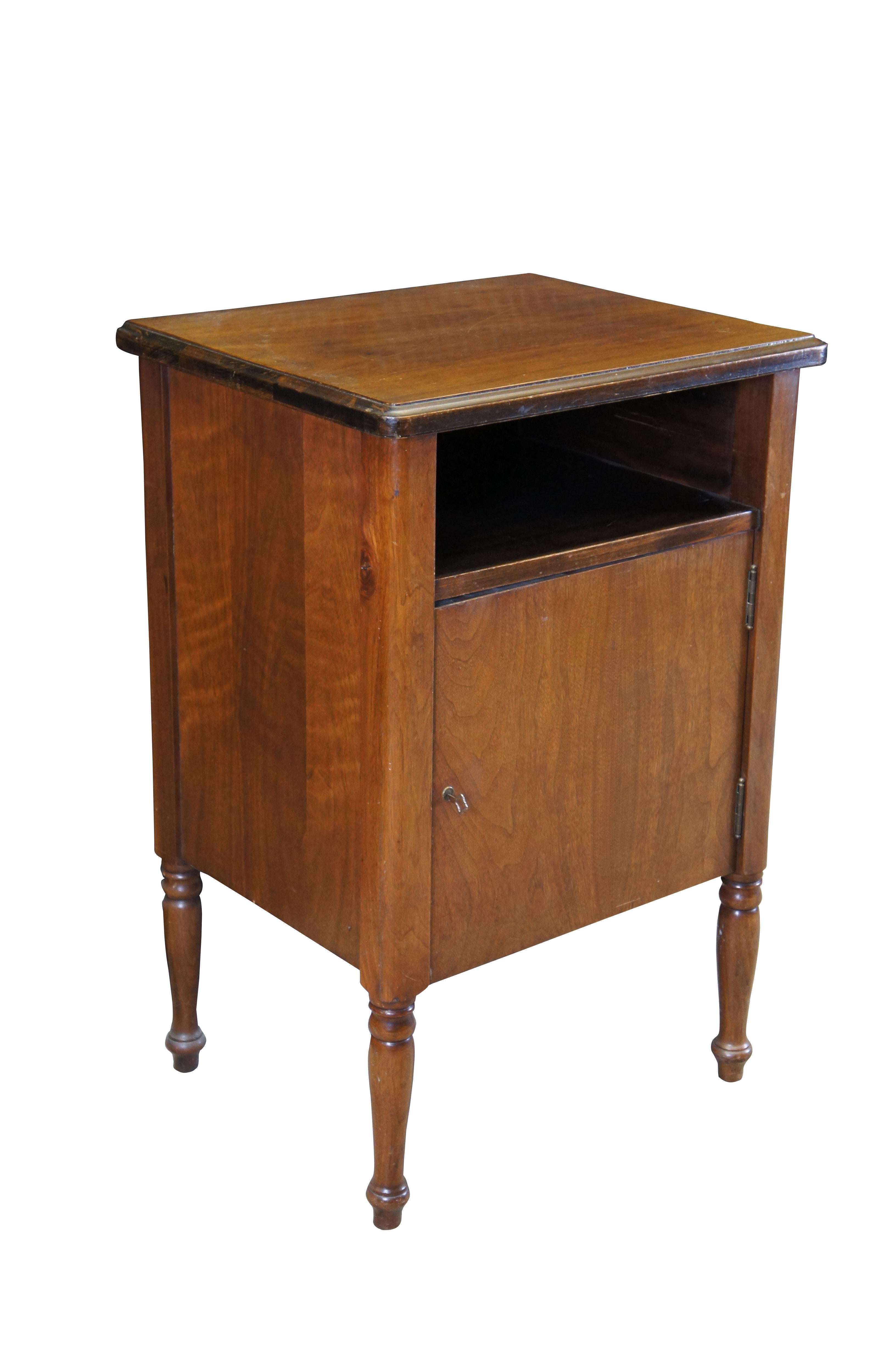 Archivador con cerradura de caoba de mediados de siglo Mesa auxiliar Mesilla de noche 30 Moderno de mediados de siglo en venta