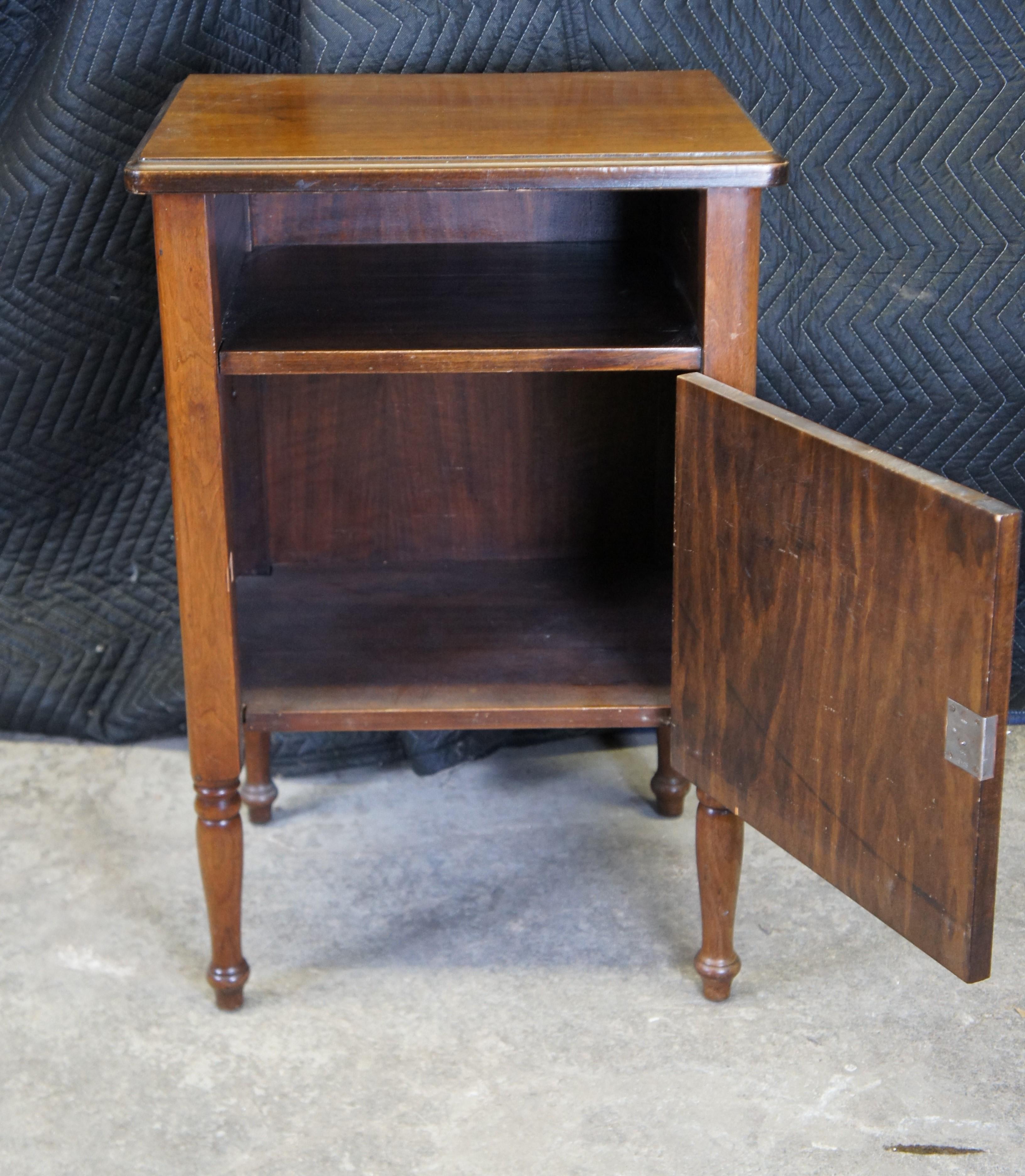 Archivador con cerradura de caoba de mediados de siglo Mesa auxiliar Mesilla de noche 30 mediados del siglo XX en venta