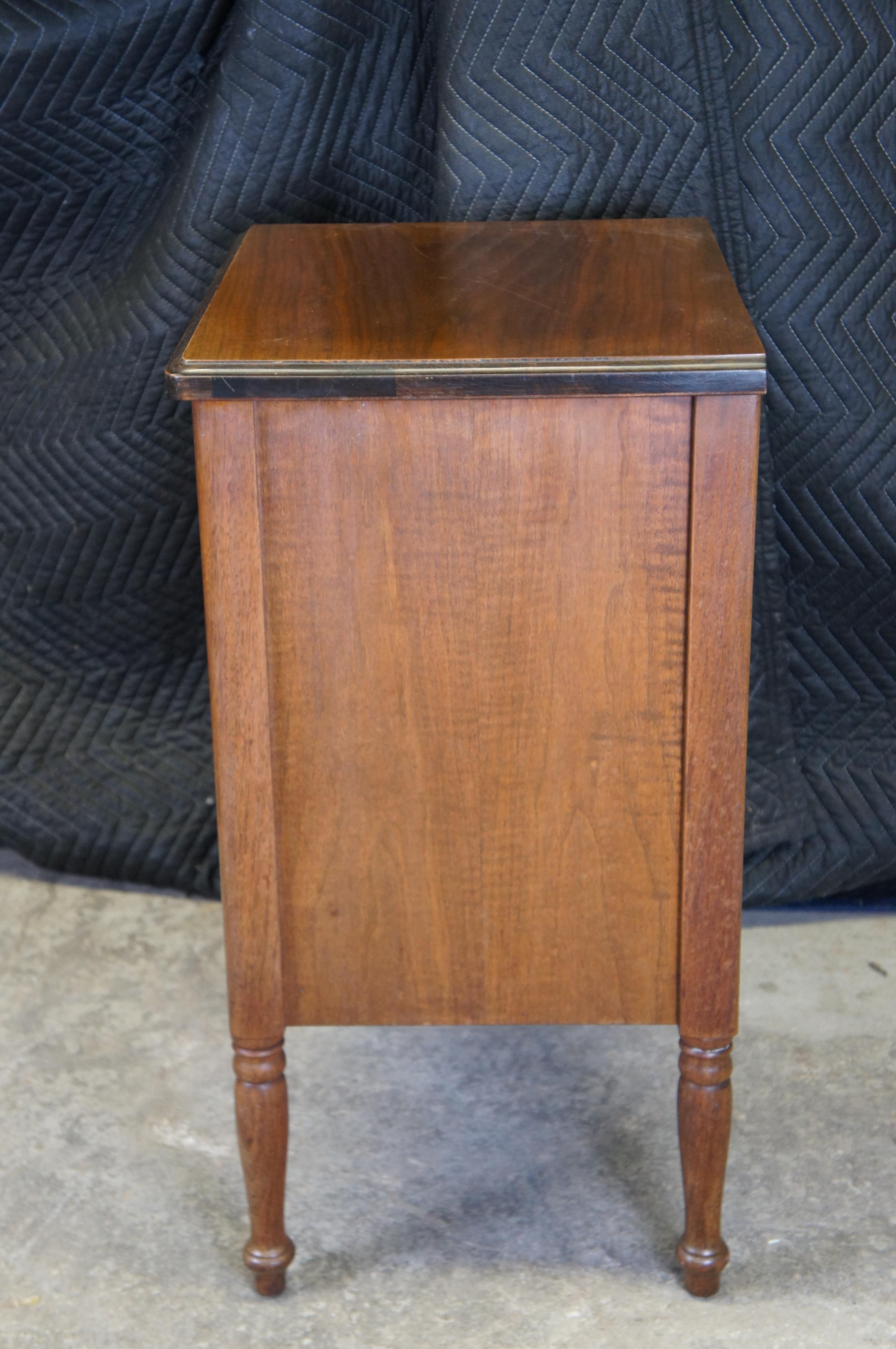 Archivador con cerradura de caoba de mediados de siglo Mesa auxiliar Mesilla de noche 30 en venta 2