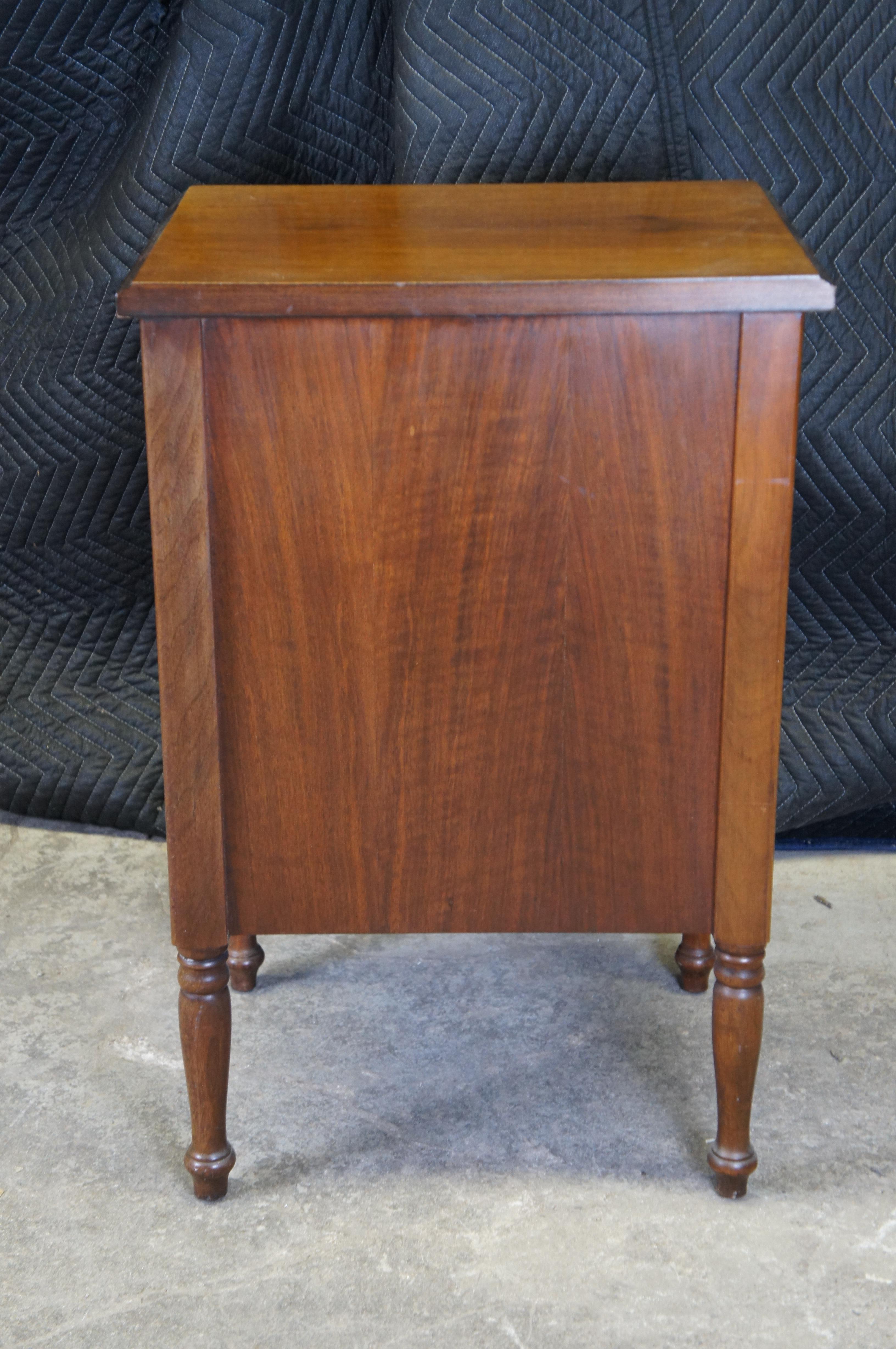 Archivador con cerradura de caoba de mediados de siglo Mesa auxiliar Mesilla de noche 30 en venta 3