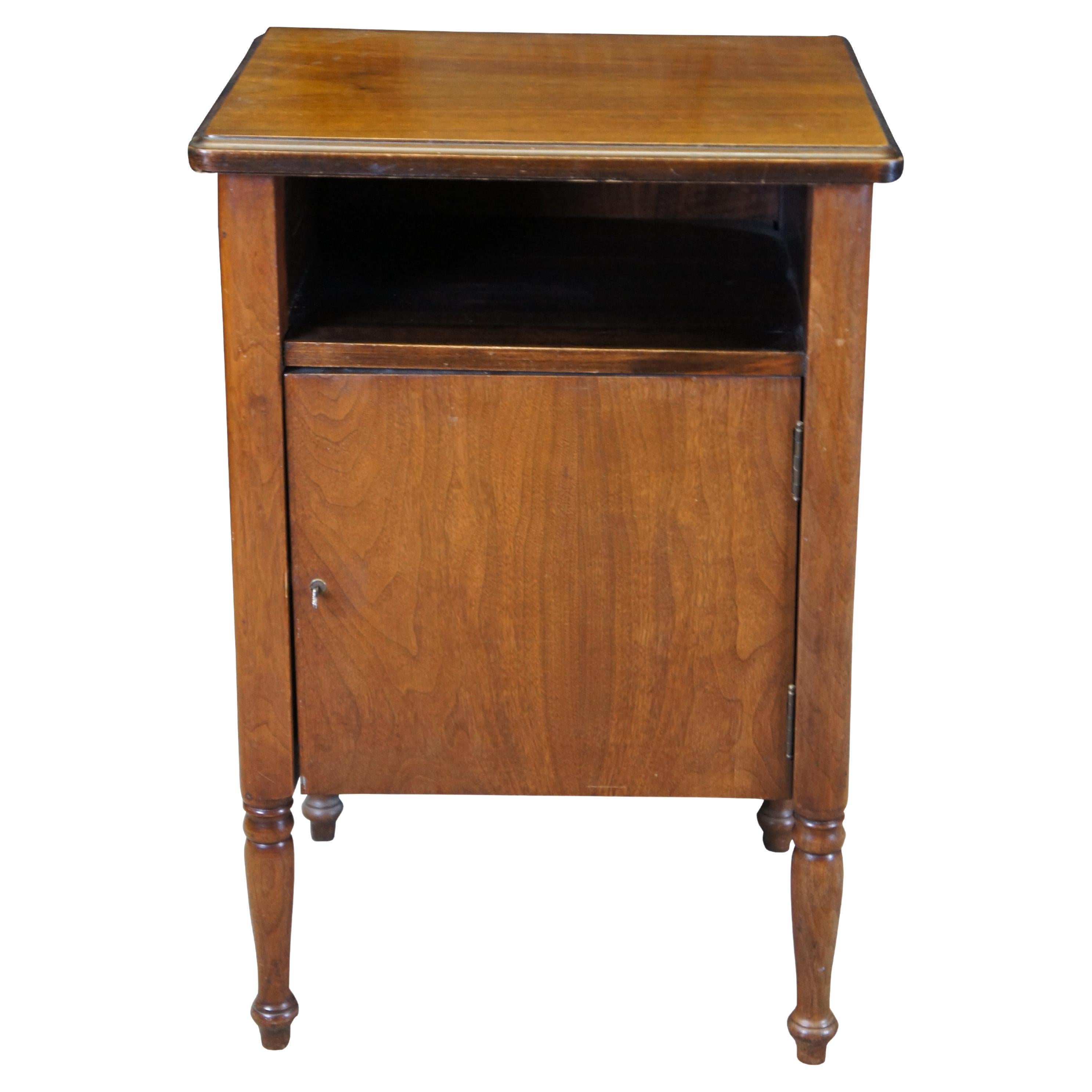 Archivador con cerradura de caoba de mediados de siglo Mesa auxiliar Mesilla de noche 30 en venta