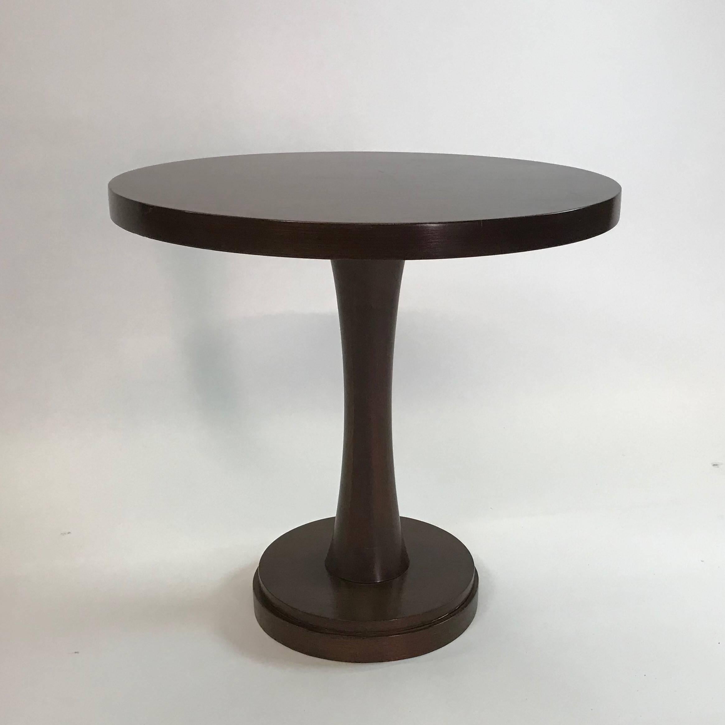 Simple but elegant, nicely proportioned, midcentury, mahogany, pedestal, centre table features a solid core with veneer top.