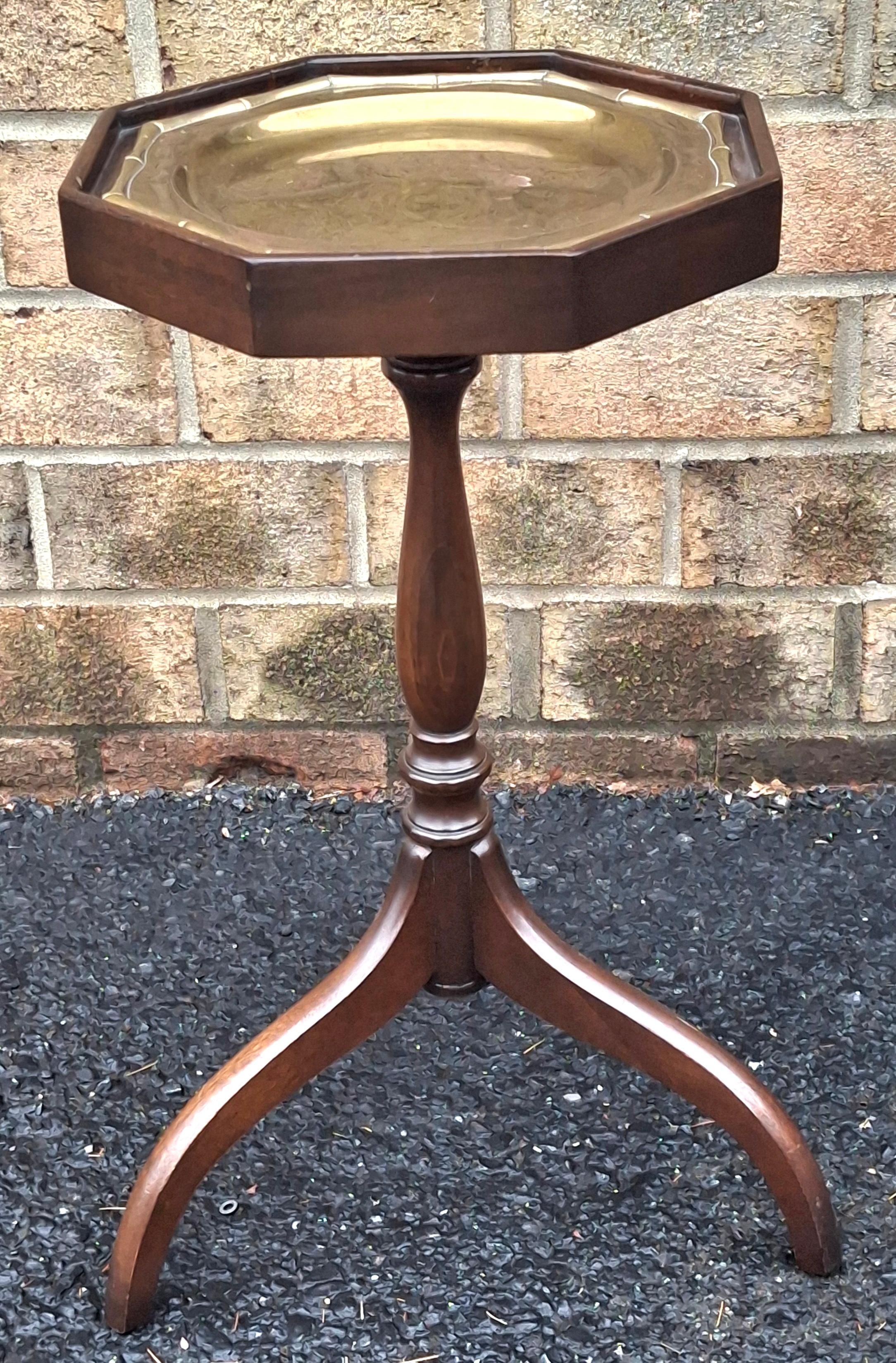 Mid Century Mahogany Spide Legs Octogonal Candle Stand With Brass Tray Top In Good Condition For Sale In Germantown, MD