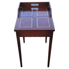 Table d'appoint pour bougie en acajou avec dessus en cuir incisé du milieu du siècle dernier