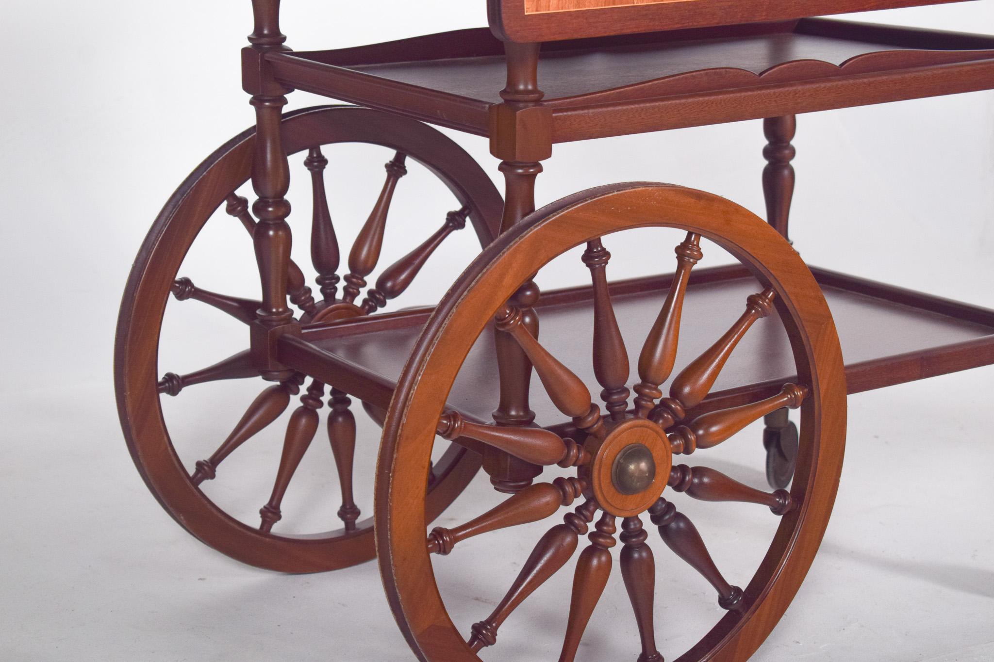 Mid Century Mahogany Tea Trolley with Side Flaps In Good Condition For Sale In Lisboa, Lisboa