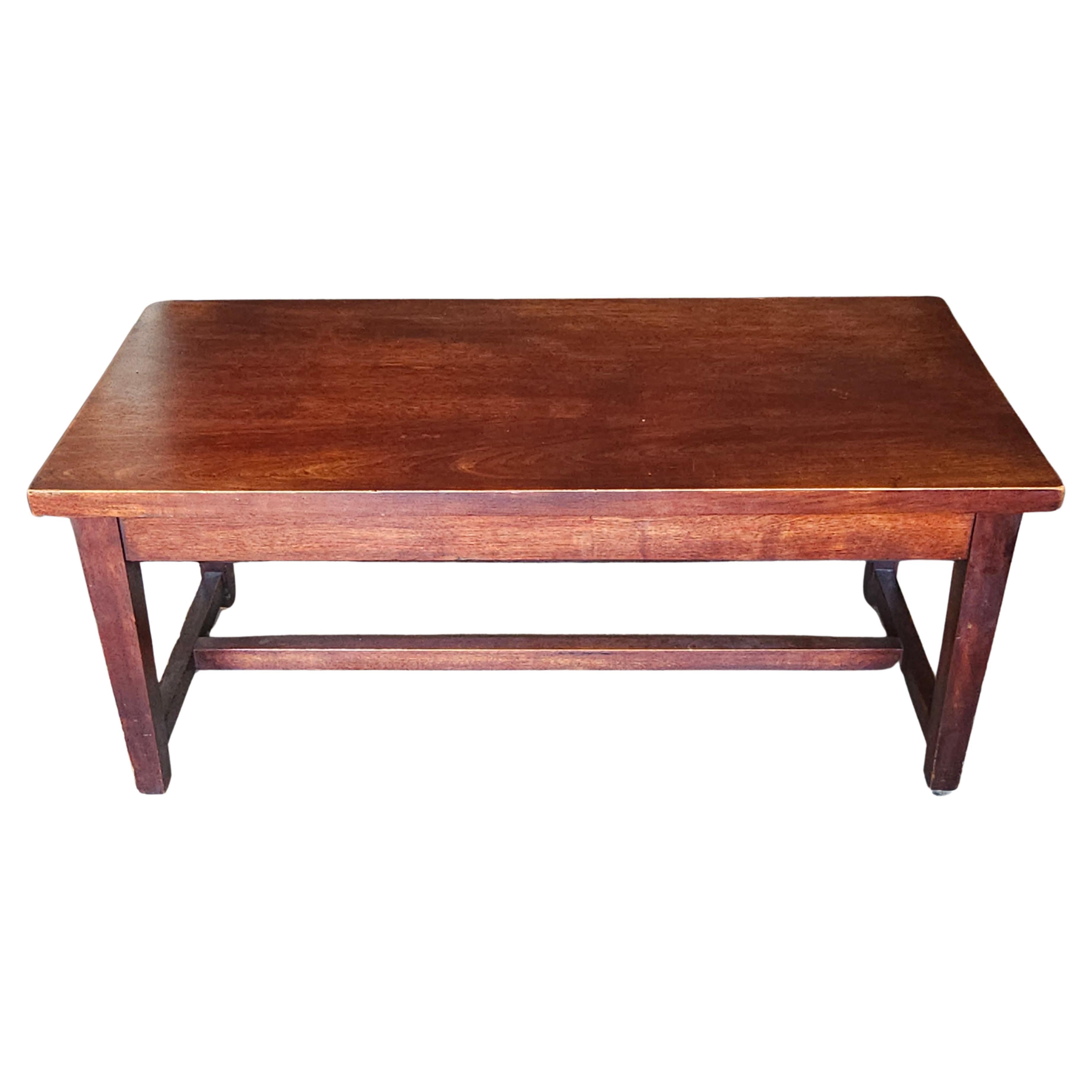Banc de rangement / table basse à tréteaux en acajou du milieu du siècle dernier