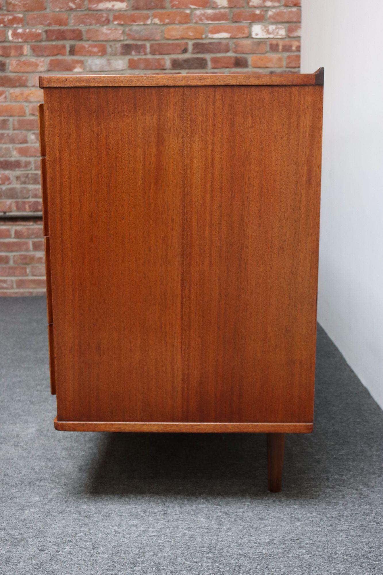 Mid-Century moderno Cassettone a dodici cassetti in mogano di metà secolo di Edward Wormley per Dunbar in vendita